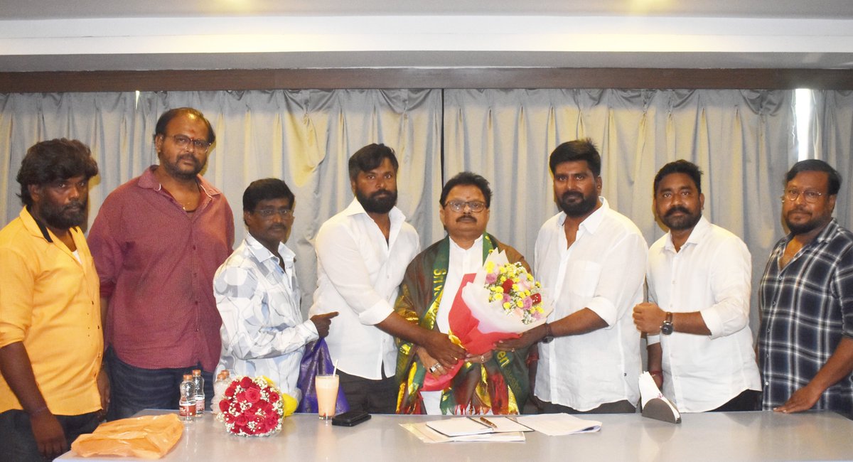 GunukulaKishore's tweet photo. నెల్లూరు పార్లమెంటరీ ఎన్నికల సమన్వయ సమావేశానికి విచ్చేసిన నెల్లూరు ఎన్నికల సమన్వయ కమిటీ కోఆర్డినేటర్ శ్రీ @TSivasankararao గారిని మర్యాదపూర్వకంగా కలుసుకున్న @JanaSenaParty నాయకులు కిషోర్ గునుకుల, సుధా మాధవ్,నాగేంద్ర బాలు, నరహరి, హేమచంద్ర, హరి, మళ్లీ కిరణ్,  తదితర నాయకులు శివశంకర్ గారిని మర్యాదపూర్వకంగా కలిశారు...

జనసేన బలోపేతం – ప్రజల కోసం నిరంతర కృషి.

@PawanKalyan @APDeputyCMO
@JSPShatagniTeam

#KishoreGunukula #Nellore #Nellorecity #PawanKalyan