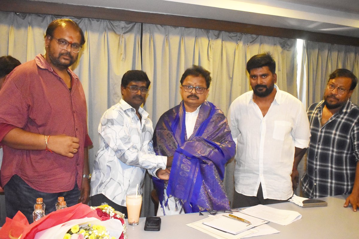 GunukulaKishore's tweet photo. నెల్లూరు పార్లమెంటరీ ఎన్నికల సమన్వయ సమావేశానికి విచ్చేసిన నెల్లూరు ఎన్నికల సమన్వయ కమిటీ కోఆర్డినేటర్ శ్రీ @TSivasankararao గారిని మర్యాదపూర్వకంగా కలుసుకున్న @JanaSenaParty నాయకులు కిషోర్ గునుకుల, సుధా మాధవ్,నాగేంద్ర బాలు, నరహరి, హేమచంద్ర, హరి, మళ్లీ కిరణ్,  తదితర నాయకులు శివశంకర్ గారిని మర్యాదపూర్వకంగా కలిశారు...

జనసేన బలోపేతం – ప్రజల కోసం నిరంతర కృషి.

@PawanKalyan @APDeputyCMO
@JSPShatagniTeam

#KishoreGunukula #Nellore #Nellorecity #PawanKalyan