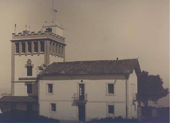 Divulgameteo's tweet photo. Entre 1937 y 1940 (gran parte de la Guerra Civil), Felisa Martín Bravo (1ª doctora en Física en España y meteoróloga) dirigió el Observatorio de Igueldo en San Sebastián. Garantizó así la continuidad de su serie centenaria y se interesó por las galernas: https://t.co/43X8tEpkqD https://t.co/9snL3UfxEq