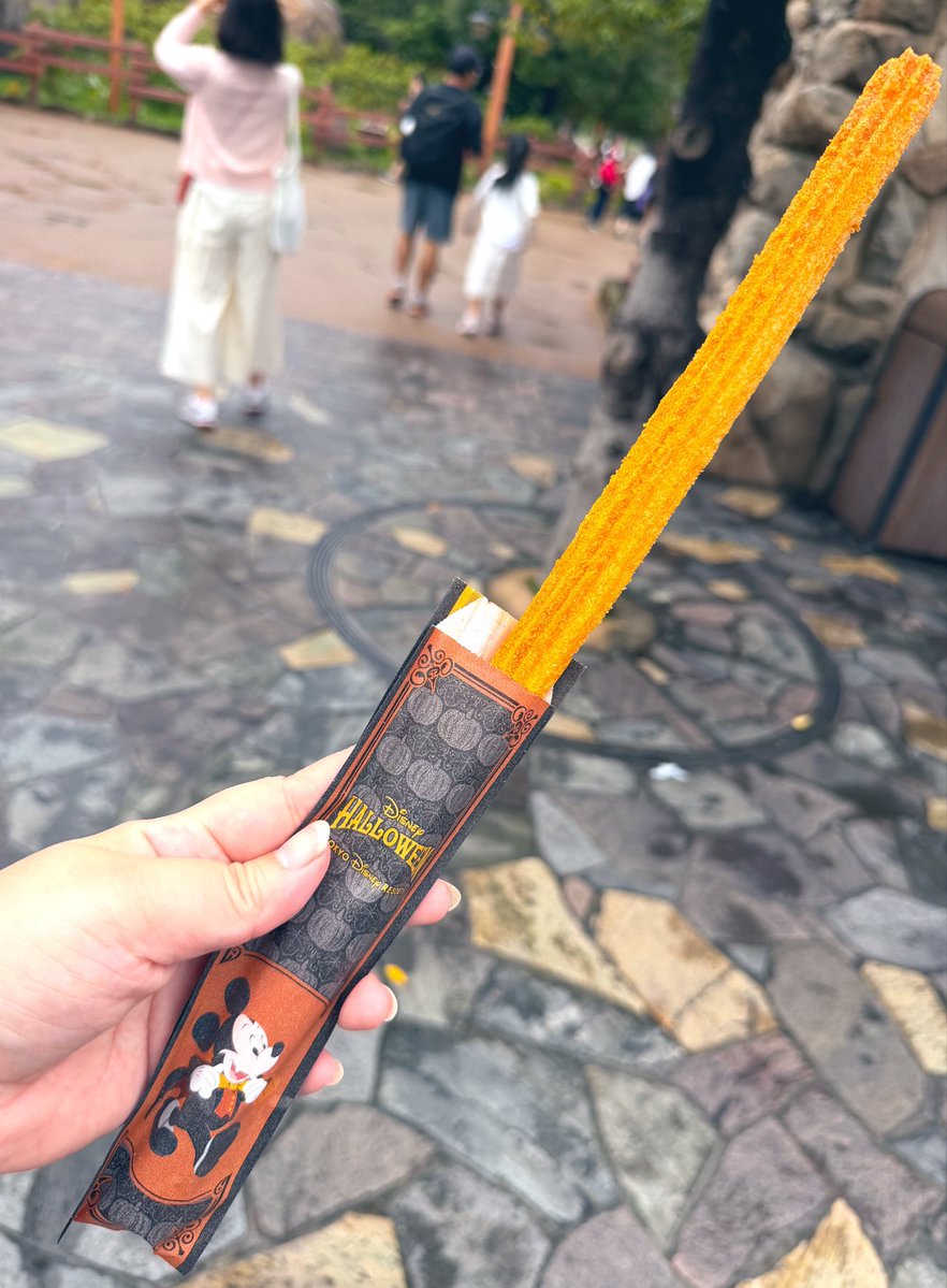 wanuko27's tweet photo. パレード待機。お天気たのむ。 https://t.co/lCtOx66woN