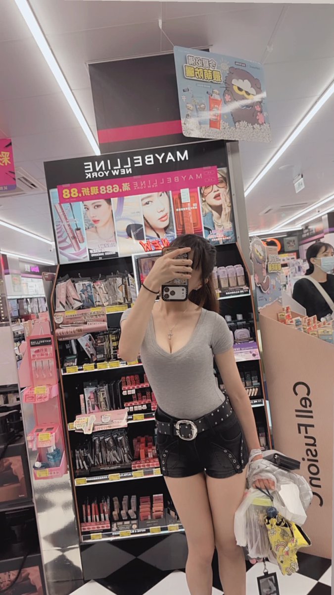 btm9zr's tweet photo. 幹 我覺得我身材還是蠻頂的吧？ 
怎麼還有人說我小孩身材🥺 https://t.co/iaPQb4Y0EO