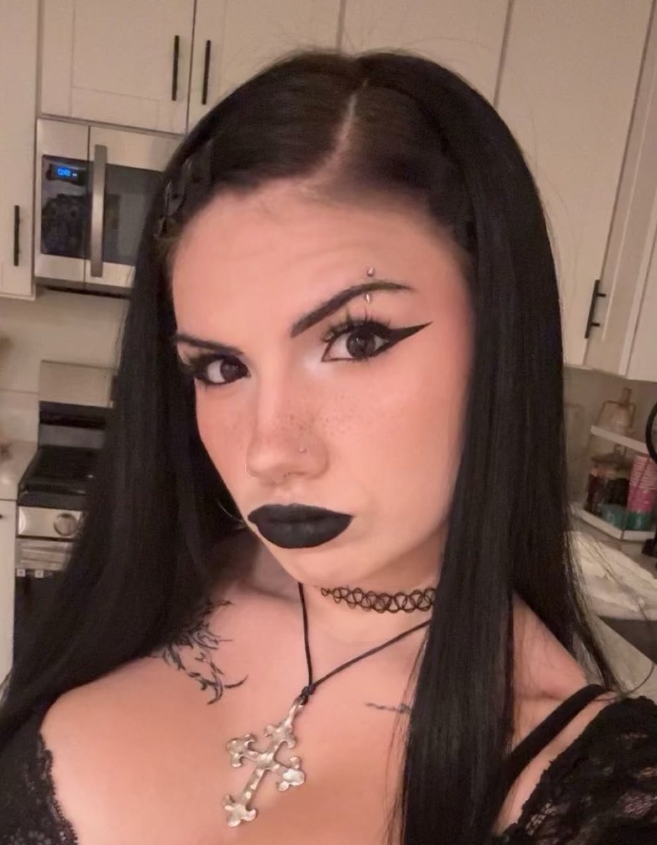 StraightCurj9b's tweet photo. God I love how #BaileySpinn pouts out her #DSLs it's so #hot #goon #goonmeat #gooner #gooning #goonchat #wank #wankchat #faceporn #celeb #celebgoon #celebgooner https://t.co/TYZHSmxeTB