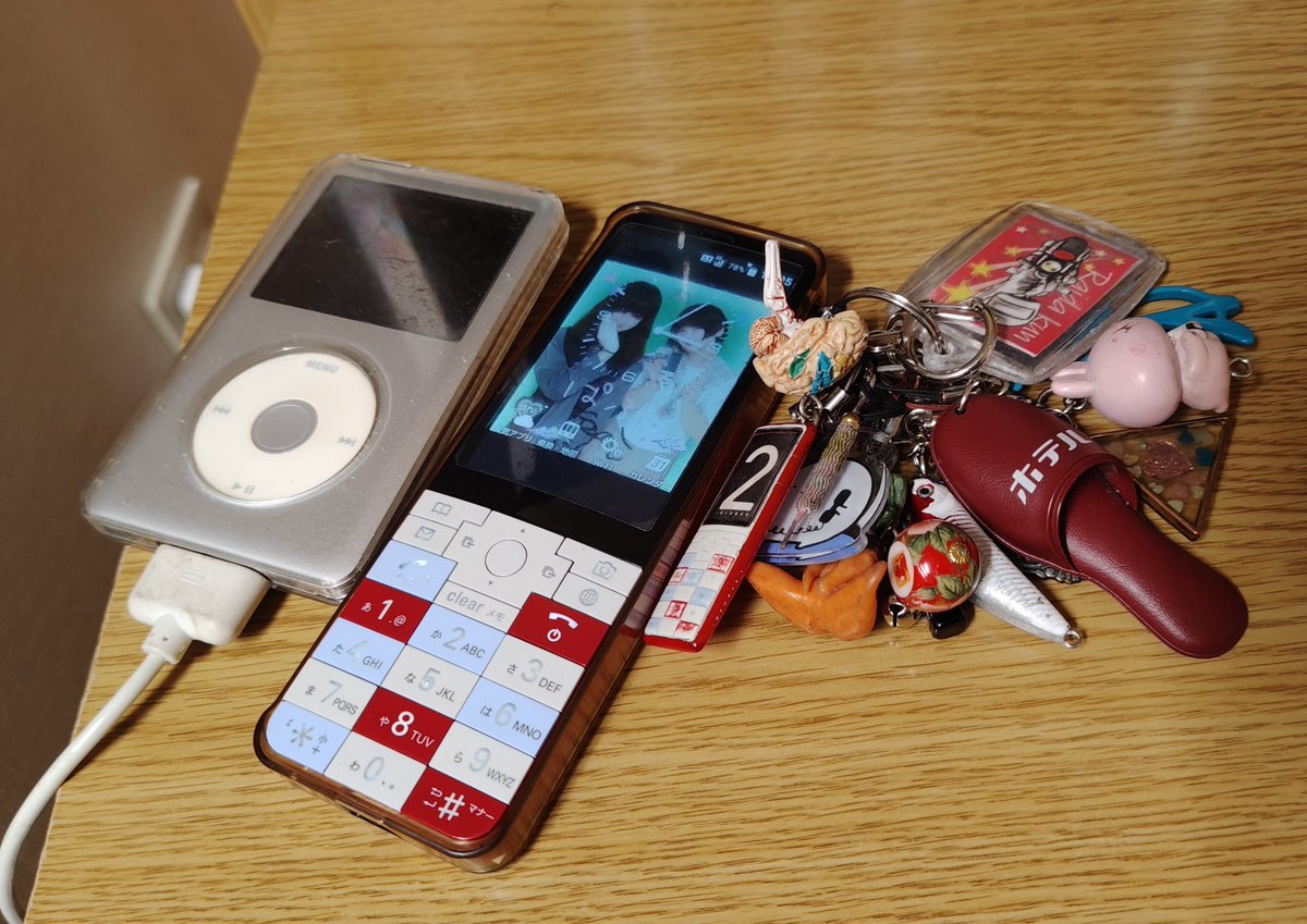 S3U8q's tweet photo. iPodクラシックとクラシック携帯電話(INFOBAR xv)

並々ならぬ平成オーラ

クラシック携帯電話は一昨年くらいにツイッター使えなくなったけど、電話メール機能はまだまだ現役

さっきのマイクロUSBはこのクラシック携帯電話用

#INFOBAR #インフォバー #au #ガラケー #携帯電話 #iPod #平成 #懐古厨 https://t.co/LJZdWcCfSY