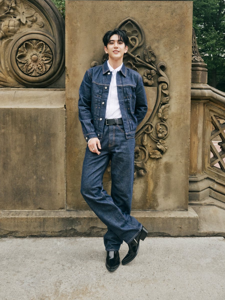 mintmag_th's tweet photo. หล่อใจบาง! เสิร์ฟภาพ 'ซี ทวินันท์' อวดลุค Calvin Klein โด สวมใส่เดนิมจาก Calvin Klein Fall 2026 ถ่ายทอดคอนเซ็ปต์ของแคมเปญ Feel the Fit กับลุคเดนิมที่เรียบง่าย เท่ และเปี่ยมด้วยความมั่นใจ ท่ามกลางบรรยากาศของมหานครนิวยอร์ก💚

#CalvinKlein
#Sea_tawinan 
#MintNews https://t.co/U8gA5reKrh