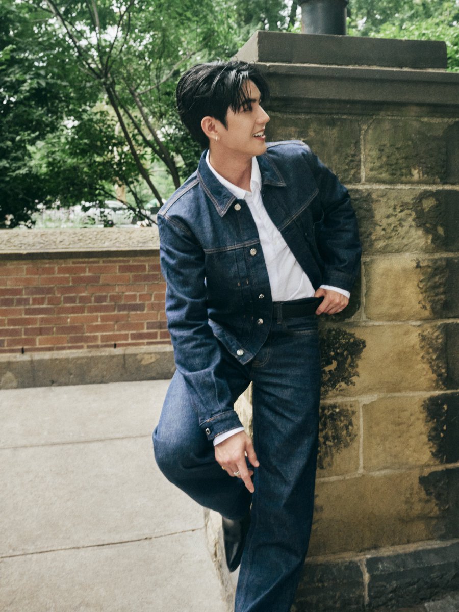 mintmag_th's tweet photo. หล่อใจบาง! เสิร์ฟภาพ 'ซี ทวินันท์' อวดลุค Calvin Klein โด สวมใส่เดนิมจาก Calvin Klein Fall 2026 ถ่ายทอดคอนเซ็ปต์ของแคมเปญ Feel the Fit กับลุคเดนิมที่เรียบง่าย เท่ และเปี่ยมด้วยความมั่นใจ ท่ามกลางบรรยากาศของมหานครนิวยอร์ก💚

#CalvinKlein
#Sea_tawinan 
#MintNews https://t.co/U8gA5reKrh