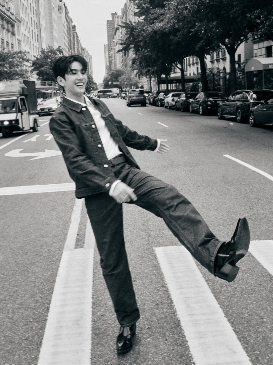 mintmag_th's tweet photo. หล่อใจบาง! เสิร์ฟภาพ 'ซี ทวินันท์' อวดลุค Calvin Klein โด สวมใส่เดนิมจาก Calvin Klein Fall 2026 ถ่ายทอดคอนเซ็ปต์ของแคมเปญ Feel the Fit กับลุคเดนิมที่เรียบง่าย เท่ และเปี่ยมด้วยความมั่นใจ ท่ามกลางบรรยากาศของมหานครนิวยอร์ก💚

#CalvinKlein
#Sea_tawinan 
#MintNews https://t.co/U8gA5reKrh
