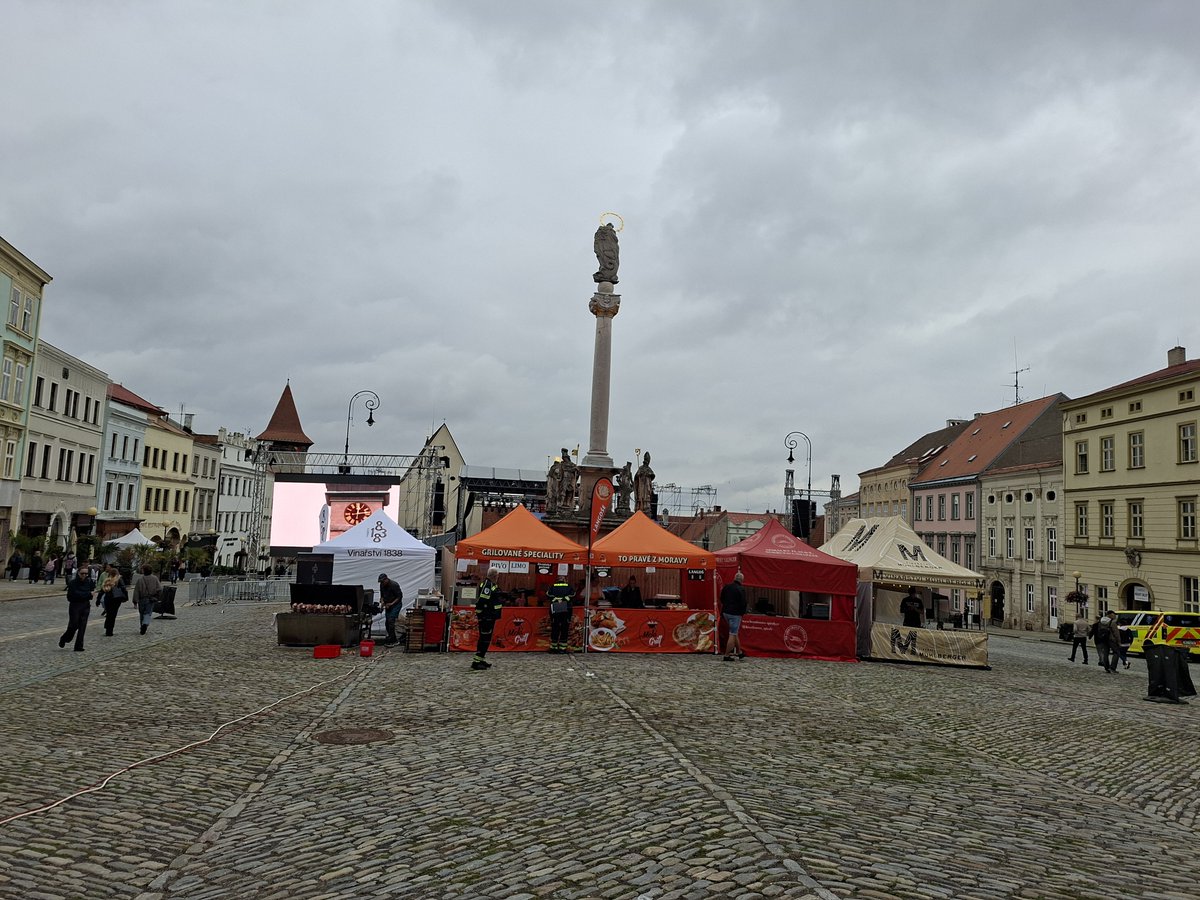 khsjmk's tweet photo. 🍇Znojemské historické vinobraní pod dohledem jihomoravských hygieniků

Během Znojemského vinobraní provedli hygienici 40 kontrol ve stáncích s občerstvením. Většina provozovatelů splnila požadavky na vysoké úrovni, zjištěn byl pouze jeden případ porušení právních předpisů 🍔🌭 https://t.co/BjkU3Dgqs7