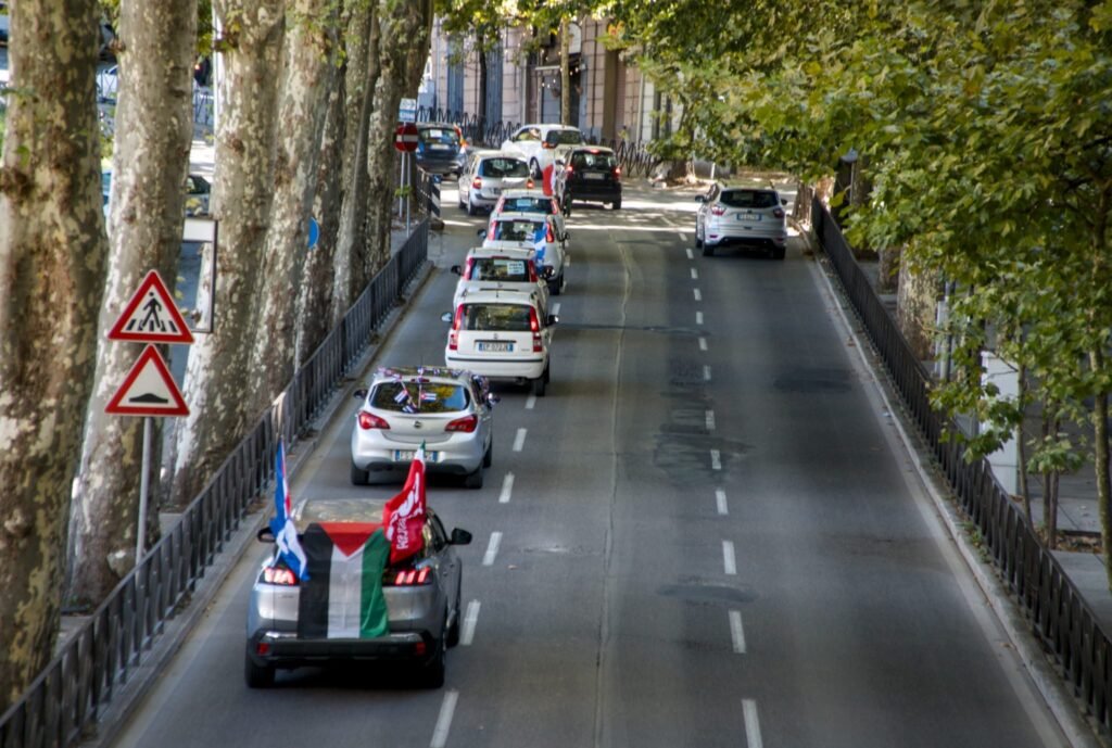 7596Puig's tweet photo. 🇨🇺🇮🇹Una caravana de autos con banderas cubanas, llamados a la solidaridad con Cuba y pancartas en contra del criminal bloqueo económico estadounidense, recorrió diferentes arterias céntricas de la ciudad italiana de Perugia.

🔗: https://t.co/n3kzSHXfhr… https://t.co/JtmzewBVoS