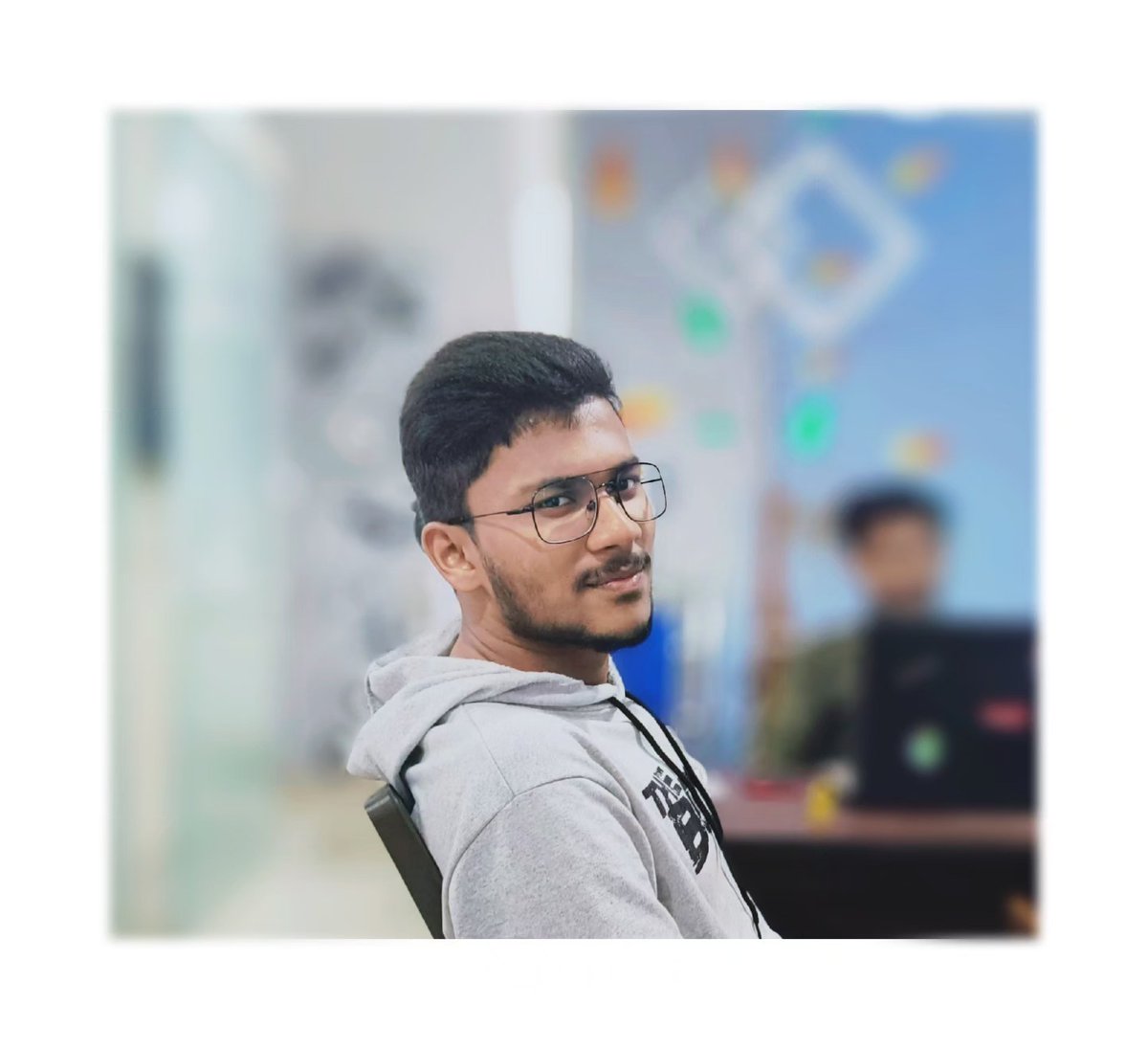 OteliaSpelba's tweet photo. Always stay focused when you’re at work. Photo: prabhath___sunil. Phone: nothing. https://t.co/BSpeJNbAFS