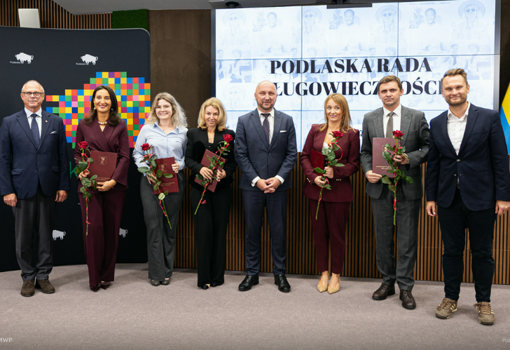 UMB_Bialystok's tweet photo. 🌿 Eksperci UMB w Podlaskiej Radzie Długowieczności! @wojpodlaskie 

Do pierwszego takiego gremium w Polsce powołano dr Jolantę Koszelew (Rada Uczelni UMB), dr Irenę Głowińską (II Klinika Nefrologii UMB) i dr. Pawła Sowę (Zakład Medycyny Populacyjnej UMB).

Gratulujemy! https://t.co/KSeT5ppMtL