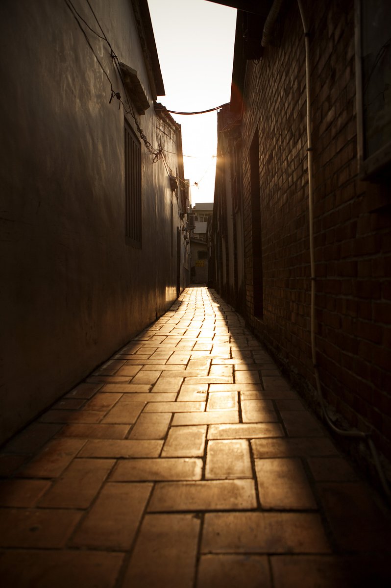 YanMesidoroga's tweet photo. Just a random snap from the city alleyway—golden hour light hits the faded wall like a quiet street poem https://t.co/YSZ0sO7utr