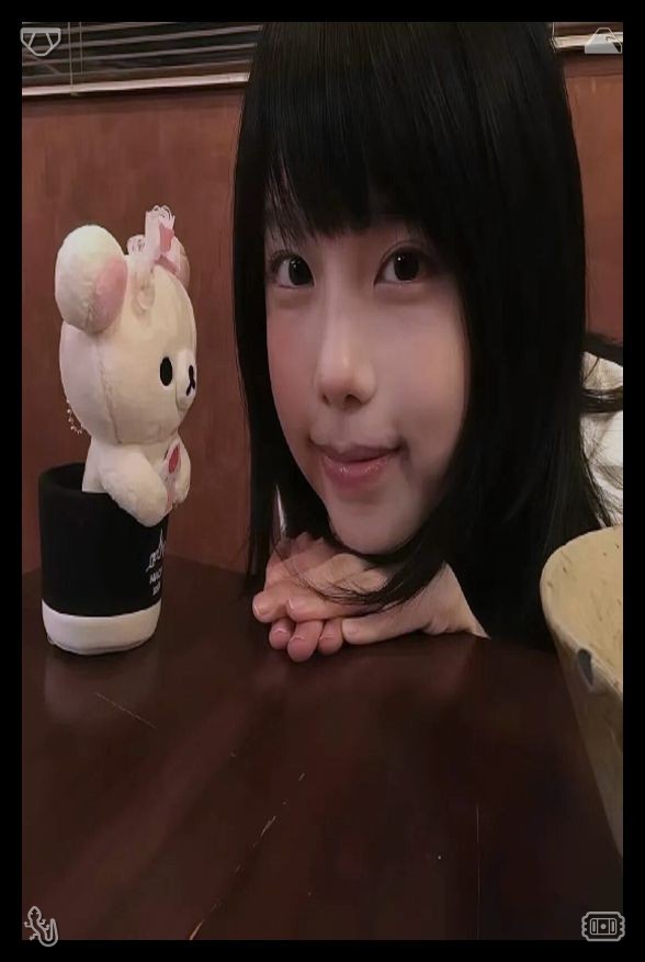 jonystrindadee's tweet photo. 🍈A pen rested on the table. While stroking Luna, Clara spotted a young man at an adjacent table, grinning as he observed her. He wore glasses, had wavy brown hair, and a laptop sat open before him, yet his focus was unmistakably fixed on her and the cat resting on her lap. https://t.co/KmM1YdvOtN