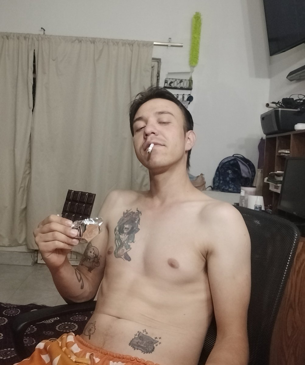 danygrama2404's tweet photo. La vida puede ser amarga, pero el chocolate, el café, el cigarro y la cerveza, también lo son 🫰🏻 https://t.co/qSRV0idftE