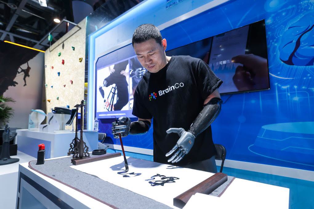 ChinaScience's tweet photo. China on Monday released the world's first product standard for brain-computer interface (BCI) medical devices that use artificial intelligence (AI) technology to process electroencephalogram (EEG) data. It will officially take effect on September 1, 2027, according to China's National Medical Products Administration.  

The standard systematically defines technical requirements and testing methods for the full lifecycle of BCI medical device data, including data acquisition, processing, annotation, storage and access, which helps companies address common challenges in the sector, such as inconsistent dataset quality control criteria and non-standardized dataset construction processes.