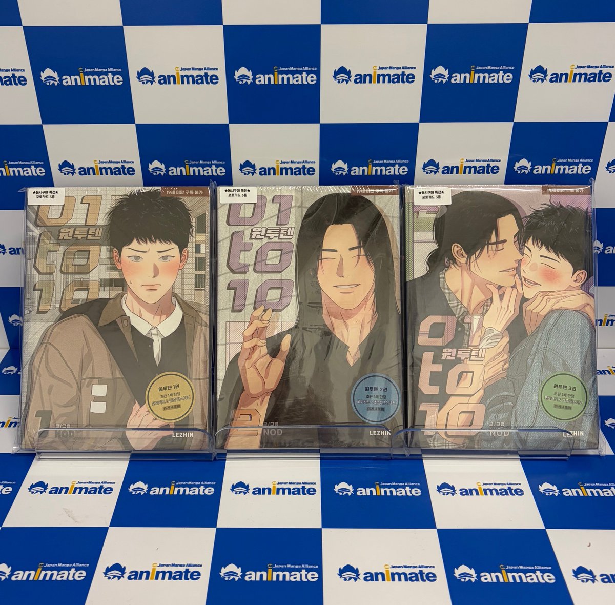 animate_suwon's tweet photo. 【추천서적📚​/#1to10 #원투텐】

매번 100일마다🌀 애인의 작은 그곳에
실망하여🌩️ 헤어지기를 반복하는 건준
그럼에도 그가 꼭 지키고 싶은 신념은💭

“100일이 되면 그때 관계를 가지는 거야❗️”

반면 가벼워 보이고🍃 인기 많은 선배✨ 정석
건준은 그를 ‘재수 없는 선배’로 정의한다

헤어짐 이후💔 충동적으로 행동하던 건준은
처음 느껴보는 낯선 고통에 술🍻이 깨어
싱긋 웃���오는 상대의 얼굴🎭을 마주하는데….❓

#1to10 #원투텐 1⃣~3⃣권

🎁애니메이트 동시구매 특전 포토카드 3종

#수원 #애니메이트 에서 만나보세요 (ง •̀灬•́)ง