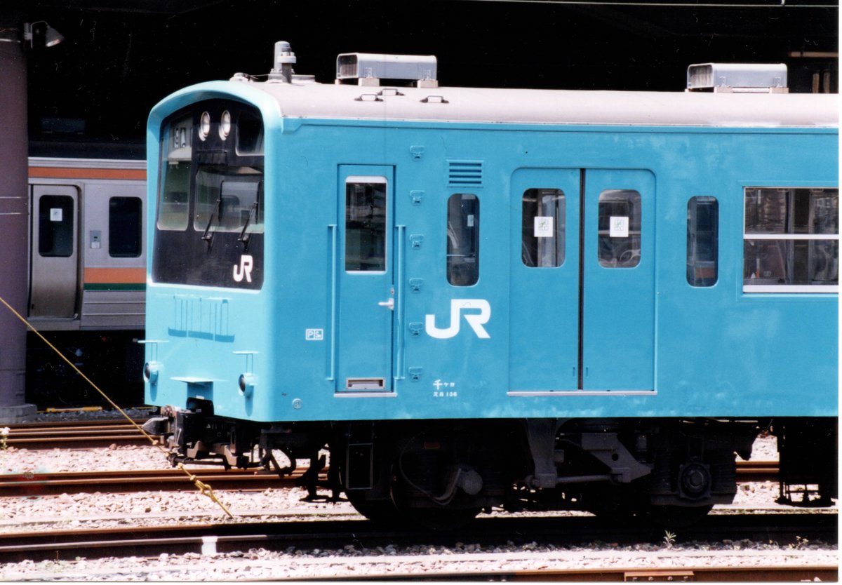 tobu1819's tweet photo. 201系900番代が総武線から京葉線へ転属の際に保安装置にPとSn表記があった写真です。
クモハ201はPが積めず総武線時代は中間に封じ込めでしたが転属後は分割運用で先頭に出るかと思いきや、塗り替えの途中に誤って表記したようです。後に入場前と同じようにBとSnに訂正されました。 https://t.co/1NapIm1NES