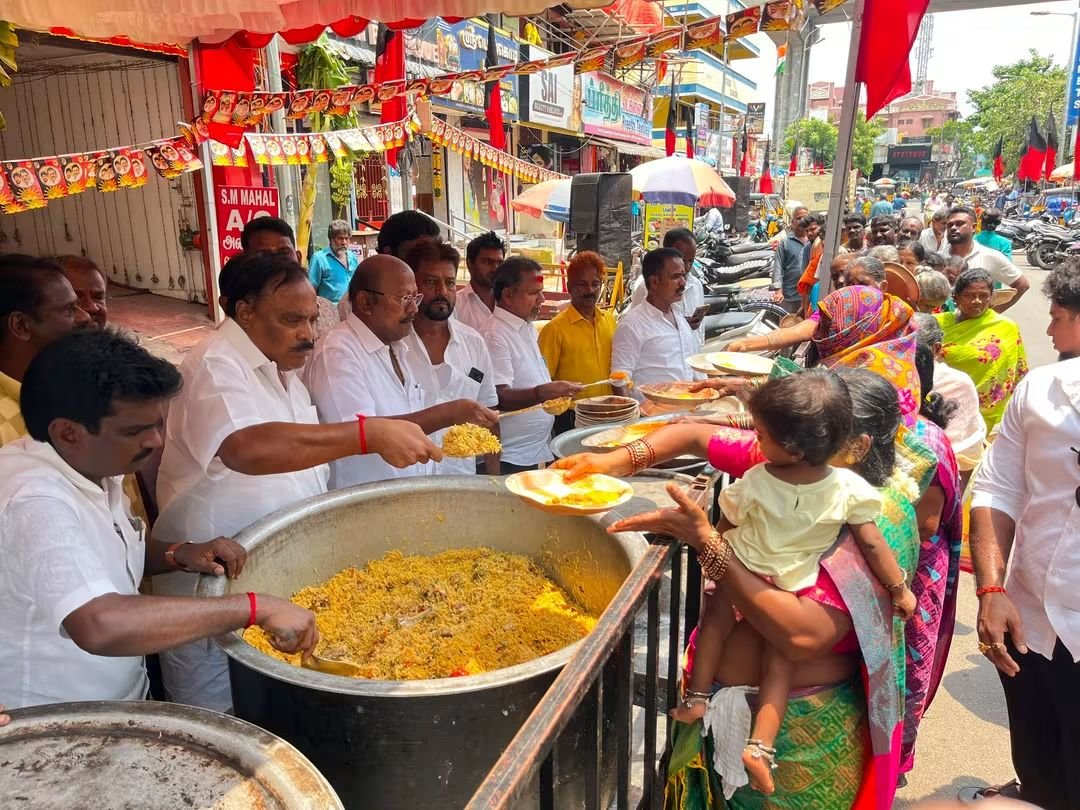 thaniarasuTm's tweet photo. சென்னை  திருவொற்றியூர் கிழக்கு பகுதி திமுக சார்பில், அண்ணாவின் 118வது பிறந்தநாள் விழா முப்பெரும் விழாவை முன்னிட்டு திருவொற்றியூர் கிழக்கு பகுதி அலுவலகத்தில், அண்ணா அவர்களின் திருவுருவப்படம்  நிறுவப்பட்டு, கழக இரு வண்ண  கொடி ஏற்றி, சுமார் 1000பேருக்கு பிரயாணி இனிப்பு வழங்கினோம் https://t.co/mxb4V1jGeS