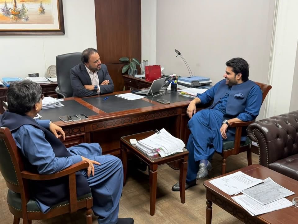 SyedKumailHShah's tweet photo. Had a productive meeting with Sindh Bank Deputy CEO Syed Asad Ali Shah to discuss the launch of an Agriculture Tractor Scheme for small and deserving farmers and landowners of District Sukkur.

Through collaboration between District Council Sukkur and Sindh Bank, we aim to provide tractors at subsidized rates and support our farming community.

Prosperous farmers, stronger agriculture! Another practical step towards a developed Sukkur.

#SKHS #SyedKumailHyderShah #DistrictCouncilSukkur #DistrictSukkur #Sukkur #SindhBank #Agriculture #TractorScheme #Farmers #PPP