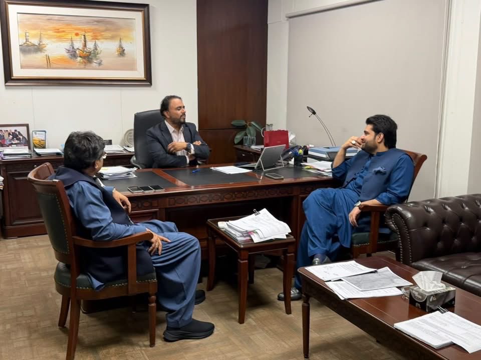 SyedKumailHShah's tweet photo. Had a productive meeting with Sindh Bank Deputy CEO Syed Asad Ali Shah to discuss the launch of an Agriculture Tractor Scheme for small and deserving farmers and landowners of District Sukkur.

Through collaboration between District Council Sukkur and Sindh Bank, we aim to provide tractors at subsidized rates and support our farming community.

Prosperous farmers, stronger agriculture! Another practical step towards a developed Sukkur.

#SKHS #SyedKumailHyderShah #DistrictCouncilSukkur #DistrictSukkur #Sukkur #SindhBank #Agriculture #TractorScheme #Farmers #PPP