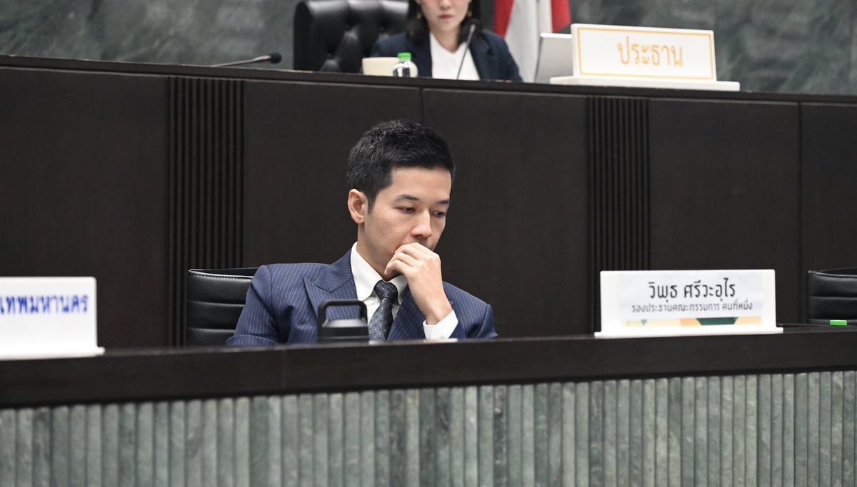 Viput_srivaurai's tweet photo. กทม. เหลือ “หุ่นยนต์ดับเพลิง” 1 คัน หลังสภาโหวต 26 ต่อ 23 ตัดอีกคันออก…

วันนี้สภากรุงเทพมหานครมีมติ 26 ต่อ 23 เสียง ให้ปรับลดงบประมาณ “หุ่นยนต์สนับสนุนดับเพลิง” จำนวน 1 คัน วงเงิน 3.77 ล้านบาท ออกจากงบประมาณปี 2570

ระหว่างการพิจารณา มีประโยคหนึ่งที่ผมฟังแล้วติดอยู่ในใจครับ

ผู้สงวนได้อภิปรายว่า
“เอาไปลองใช้ก่อนตัวหนึ่ง”

ผมเคารพมติของสภาครับ แต่ยอมรับว่า เสียดายโอกาสจริงๆ

ผมเข้าใจเหตุผลของการ “ลองใช้ก่อน” และเห็นด้วยว่าเทคโนโลยีใหม่ต้องผ่านการทดสอบ ต้องพิสูจน์ว่าใช้งานได้จริง ราคาเหมาะสม และตอบโจทย์ภารกิจก่อนที่เมืองจะนำมาใช้งาน

แต่ประเด็นสำคัญคือ ในที่ประชุม ท่านรองผู้ว่าราชการกรุงเทพมหานครได้ชี้แจงว่า ก่อนการส่งมอบ หุ่นยนต์จะต้องผ่านการทดสอบตามมาตรฐานและเงื่อนไขที่กำหนด เพื่อพิสูจน์ว่าสามารถใช้งานได้จริงเสียก่อน

ดังนั้นสำหรับผม คำถามจึงไม่ใช่เพียงว่า “เราควรทดลองก่อนหรือไม่?” เพราะการทดสอบก่อนรับมอบเป็นสิ่งที่ต้องทำอยู่แล้ว

คำถามที่ผมกังวลมากกว่าคือ

ถ้าเรามีเพียง 1 คัน แล้ววันที่เกิดเหตุอยู่อีกฝั่งของกรุงเทพฯ ล่ะครับ?

หุ่นยนต์หนึ่งคันจะประจำอยู่ฝั่งพระนคร หรือฝั่งธนบุรี? ถ้าเกิดเหตุอีกฝั่งหนึ่ง จะใช้เวลาเคลื่อนย้ายไปถึงกี่นาที? และ Response Time ระดับไหนจึงจะยังมีความหมายสำหรับเหตุเพลิงไหม้?

การบริหารความปลอดภัยจึงไม่ใช่แค่ถามว่า “หนึ่งคันใช้ได้ไหม?” แต่ต้องถามต่อว่า “หนึ่งคันครอบคลุมความเสี่ยงของเมืองนี้ได้ไหม?”

ผมเห็นด้วยเต็มที่ว่าอุปกรณ์พื้นฐานของนักดับเพลิงต้องพร้อม ตั้งแต่ชุดป้องกันภัย ถุงมือ รองเท้า เครื่องช่วยหายใจ ไปจนถึงกำลังคน สวัสดิการ และที่พักของเจ้าหน้าที่ ทุกเรื่องต้องได้รับการสนับสนุน

แต่ผมไม่คิดว่าเราจำเป็นต้องเลือกระหว่าง “ดูแลคน” กับ “ลงทุนในเทคโนโลยีที่ช่วยลดความเสี่ยงให้คน” ครับ

หุ่นยนต์ดับเพลิงไม่ได้มีไว้แทนนักดับเพลิง และไม่ใช่คำตอบของเพลิงไหม้ทุกประเภท แต่ในบางสถานการณ์ที่มีความร้อนสูง ควันหนา ความเสี่ยงจากการระเบิด โครงสร้างไม่มั่นคง พื้นที่แคบ หรือพื้นที่ใต้ดิน หากเราสามารถส่งเครื่องจักรเข้าไปก่อน แทนที่จะต้องส่งเจ้าหน้าที่เข้าไปเสี่ยง ผมคิดว่านั่นคือ อีกหนึ่งชั้นของความปลอดภัยที่มีความหมาย

ผมเคยทำงานอยู่ในระบบที่ให้ความสำคัญกับเรื่อง Safety มาก สิ่งหนึ่งที่ถูกปลูกฝังมาตลอดคือ

ความปลอดภัยไม่ได้เกิดจากอุปกรณ์ชิ้นเดียว แต่มาจากการสร้างชั้นของการป้องกันให้มากที่สุดเท่าที่เราทำได้

ต่อให้เครื่องมือหนึ่งช่วยลดความเสี่ยงได้เพียงเล็กน้อย ผมก็ยังให้คุณค่ากับความเสี่ยงที่ลดลงนั้น เพราะปลายทางของตัวเลขไม่ใช่แค่เปอร์เซ็นต์

มันอาจหมายถึงเจ้าหน้าที่หนึ่งคนที่ได้กลับบ้านไปหาครอบครัว

แน่นอนครับ การเป็นอุปกรณ์ Safety ไม่ได้หมายความว่าเราจะซื้ออะไรก็ได้โดยไม่ตรวจสอบ ต้องกำหนดมาตรฐานให้ชัด ต้องทดสอบ ต้องพิสูจน์ ต้องตรวจสอบราคา ต้องฝึกผู้ปฏิบัติงาน และ ถ้าทดสอบแล้วไม่ผ่านเงื่อนไขที่กำหนด ก็ไม่ควรรับมอบ

แต่ผมก็ไม่คิดว่า

“เรายังไม่เคยใช้” ควรเท่ากับ “เราไม่ควรมี”

เพราะสำหรับอุปกรณ์ด้านความปลอดภัย เราสามารถ ทดสอบก่อนรับมอบ ได้ แต่เมื่อรับมอบแล้ว สิ่งที่ต้องคิดต่อคือ จะวางกำลังอย่างไรให้พร้อมใช้ในวันที่เกิดเหตุจริง

หลังจากมติวันนี้ ผมจึงอยากฝากคำถามไว้กับ กทม. ว่า หุ่นยนต์สนับสนุนดับเพลิงที่เหลือเพียง 1 คัน จะประจำอยู่ที่ไหน และจะบริหาร Response Time อย่างไรให้สามารถช่วยประชาชนและเจ้าหน้าที่ได้จริงเมื่อเกิดเหตุ

เพราะในวันที่เกิดเพลิงไหม้

ประชาชนคือคนที่พยายามวิ่งออกจากพื้นที่อันตราย
แต่นักดับเพลิงของเรา คือคนที่ต้องเดินเข้าไปครับ

ผมเคารพมติ 26 ต่อ 23 ของสภากรุงเทพมหานครครับ

แต่วันนี้ผม เสียดายโอกาสจริงๆ

ไม่ใช่เพียงเพราะกรุงเทพฯ ถูกปรับลดหุ่นยนต์ไปหนึ่งคัน แต่เพราะเราเสียโอกาสที่จะเพิ่ม อีกหนึ่งชั้นของความปลอดภัย ให้กับคนที่มีหน้าที่เดินเข้าไป ในขณะที่คนอื่นกำลังวิ่งออกมาครับ

#งบประมาณ #กทม