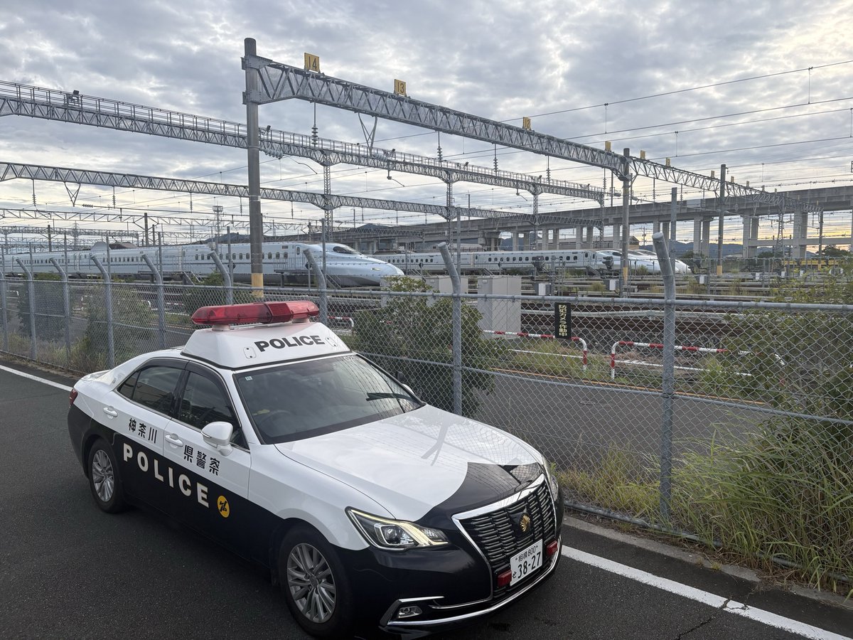 KPP_tekkei's tweet photo. 熊本市南区富合町にある熊本総合車両所周辺を警戒し、停車している九州新幹線を見つけました。九州新幹線は現在も一部運休が続いています。
一日も早く復旧することを願い、安全と安心を守るため、今日もパトロールを続けます。
#令和８年熊本地震　#神奈川県警察 https://t.co/QPFulliSCE