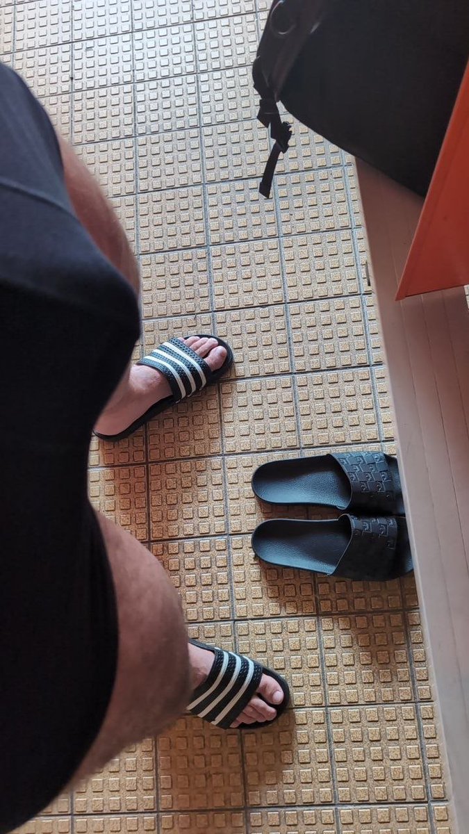 SlideDaddy90's tweet photo. Geduscht. Frische schwarze Adiletten an.
Meine Füße, meine Regeln.
Tribute oder weiter kostenlos starren.

Showered. Fresh black Adilettes on.
My feet, my rules.
Tribute or keep staring for free.

#Adilette #Adilettes #AdidasSlides #slidesporn #Cashmaster #Findom #Tribute #PayPig #FootFetish #FeetWorship #MensFeet #GermanFeet #AfterWork #LockerRoom