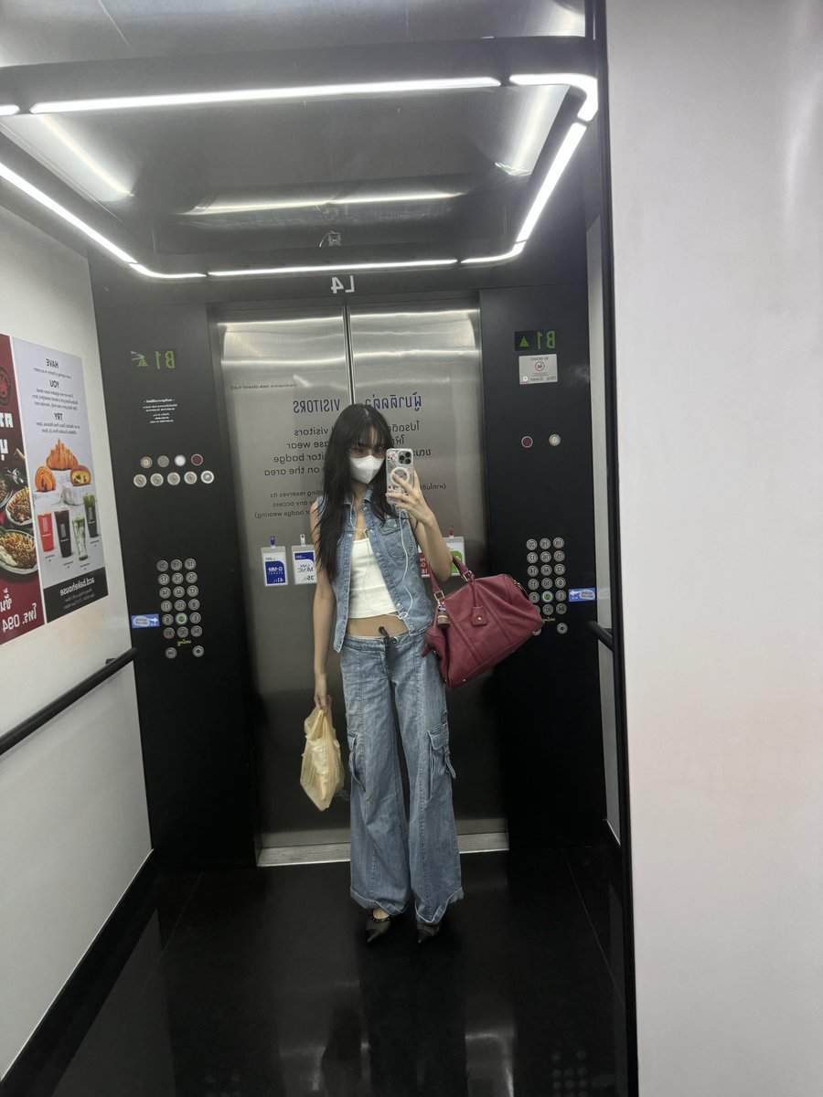 t0nnkhaw's tweet photo. me &amp; my messy hair against the world https://t.co/Kpt3TB76Id