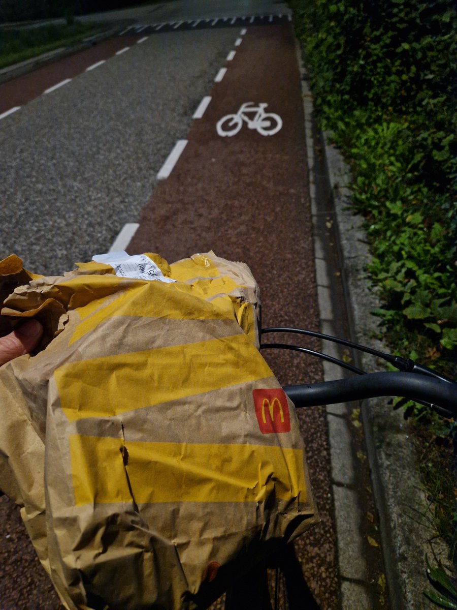 EBS023's tweet photo. Vanmorgen vroeg de eerste afhaalmaaltijd van straat gehaald en in de 🚮 gedeponeerd.
Ook weer een fles wat een lekke band helaas niet voorkwam 😞
In de middag nog een maniak.
#Supportervanschoon #TrashWalking #zwerfie #Poortugaal #Albrandswaard https://t.co/fU4l5VlGOy