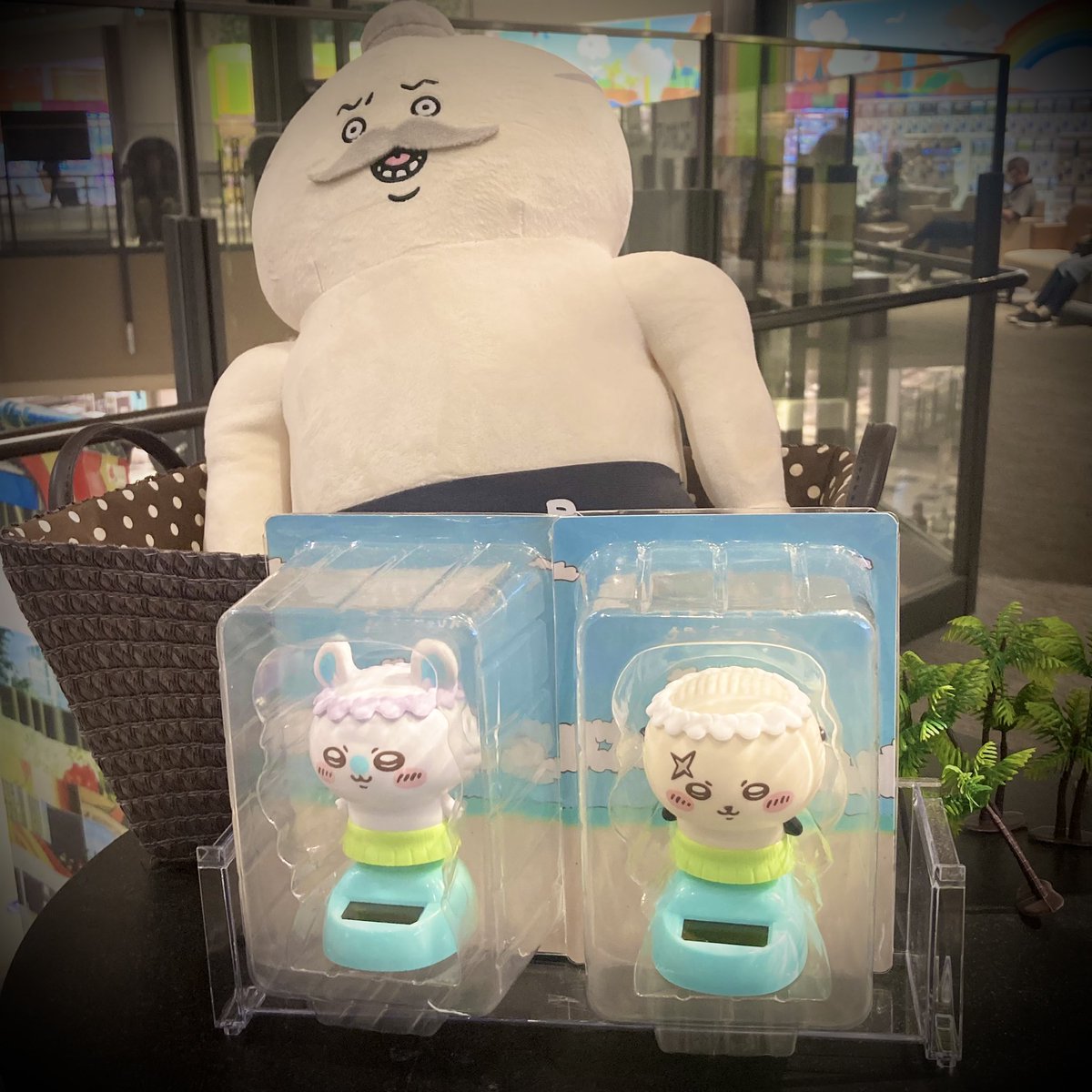 wapi_chi's tweet photo. 映画館の前で頑張ってゲーセンの宣伝してるこの子たち…
悪い人に連れてかれないといいけど🥺💦 https://t.co/I5ypGoA06H