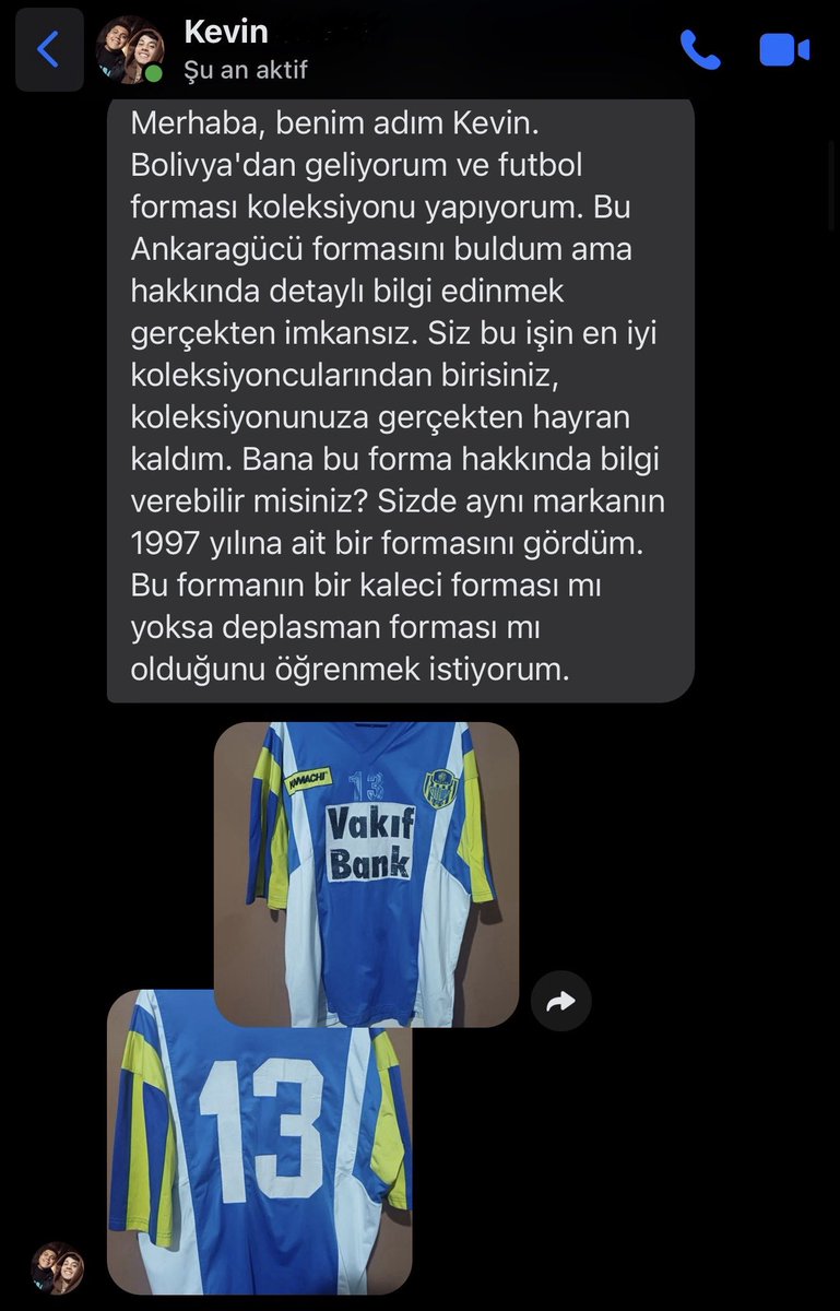 0ucyuzoniki's tweet photo. Sabah işe giderken Facebook’tan hiç tanımadığım, birinden mesaj geldi.

Futbol forması koleksiyonu yaptığını, eline bir Ankaragücü forması geçtiğini ve Bolivya’da bu forma hakkında bilgi bulmanın neredeyse imkansız olduğunu yazmış.

Koleksiyonuma hayran kaldığını söylemiş. 

Yetmemiş, bana kolaylık olsun diye mesajını Türkçeye çevirip göndermiş.

Sabah sabah yaşadığım şu olaya hâlâ şaşırıyorum.

Ankaragücü formasının yolu Bolivya’ya düşüyor, oradan da sabah işe giderken bana ulaşıyor. 😂

Meğer beni TRT’nin Ankaragücü forma koleksiyonumla ilgili çektiği TikTok videolarından görmüş ve oradan Facebook’tan bana ulaşmış.

Daha da güzeli, bugün itibarıyla kendisinin de bir Ankaragücü taraftarı olduğunu yazmış. 

Ben yıllardır forma biriktiriyorum ama bazen biriktirdiğin formaların seni nerelere götüreceğini gerçekten tahmin edemiyorsun.

Bir Ankaragücü forması Bolivya’ya kadar gidiyor, hikayesi dönüp dolaşıp Ankara’ya, bana ulaşıyor ve sonunda yeni bir Ankaragücü sevdalısı doğuyor. @Pufino18

Dünya gerçekten çok küçük. 🌎💙💛