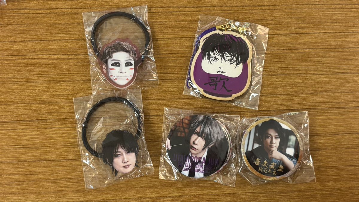 hrs_06s's tweet photo. 【交換/買取/譲渡】ゴールデンボンバー 金爆 鬼龍院翔 喜矢武豊 歌広場淳 樽美酒研二 超厄年祭

譲）画像のもの

求）定価(➕送料)or生首ヘアゴム画像の鬼龍院翔

愛知両日での手渡しもしくは郵送で可能です
生首ヘアゴムのお譲りは行っておらず交換のみです https://t.co/D1fDs8FMLo
