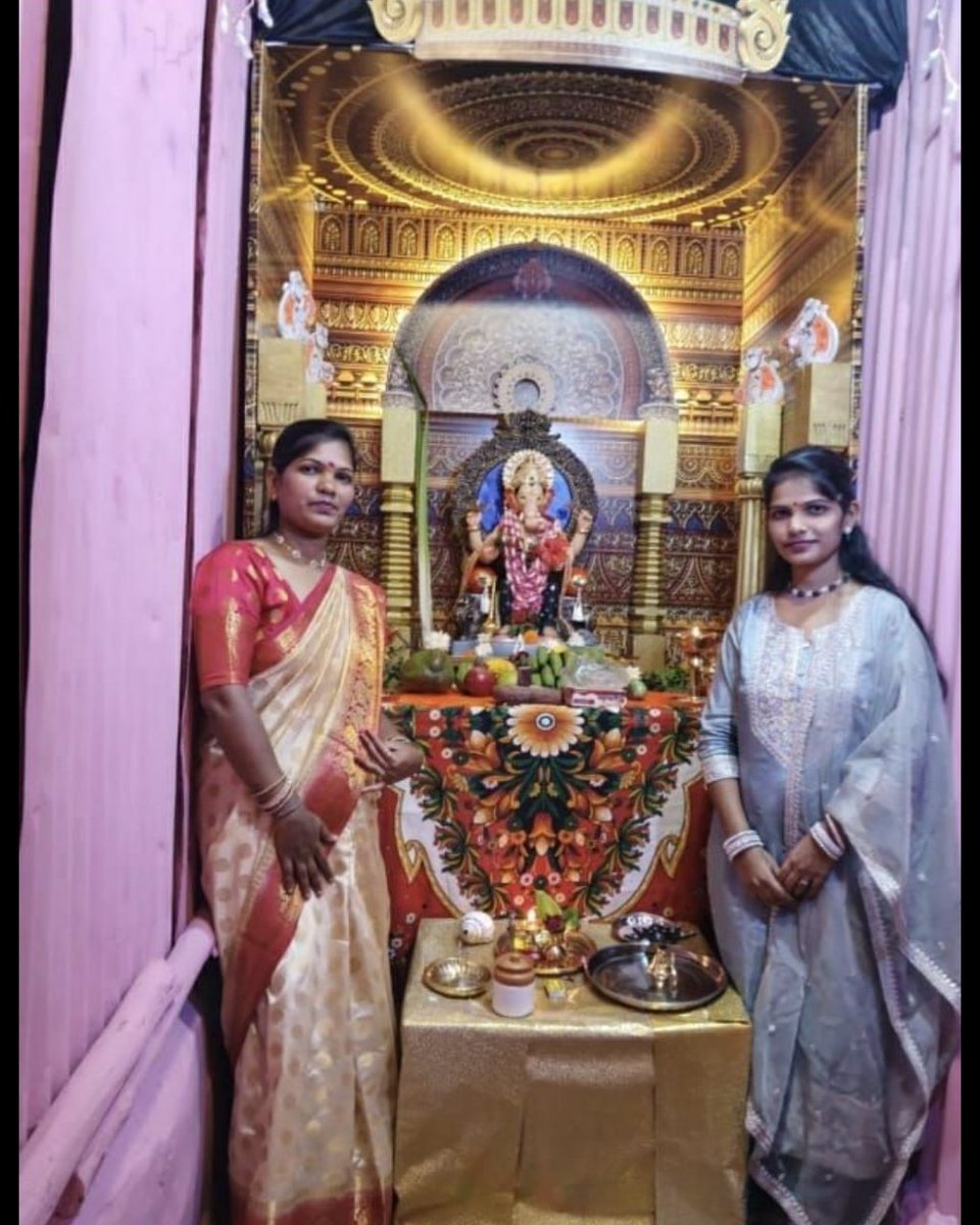 BelagaviKA's tweet photo. ಬೆಳಗಾವಿಯ ಚವಾಟ ಗಲ್ಲಿಯಲ್ಲಿ ನಿನ್ನೆ ರಾತ್ರಿ ಮನೆಯಲ್ಲಿರುವ ಪ್ರಿಡ್ಜ್ ಸ್ಪೋಟವಾಗಿ ಒಂದೇ ಮನೆಯ ನಾಲ್ಕು ಜನರು ಸ*ಜೀವ ದಹ*ನವಾಗಿದ್ದಾರೆ. ಇನ್ನೂ ಇಬ್ಬರಿಗೆ ಗಂಭೀರ ಗಾಯಗಳಾಗಿವೆ.
ಮುಂಜಾನೆ ಇವರು ಅದ್ಧೂರಿಯಾಗಿ ಗಣೇಶ ಆಚರಣೆ ಮಾಡಿದ್ದರು. ಅದರ ಪೋಟೊ ಇಲ್ಲಿ ಹಾಕಲಾಗಿದೆ.

ಅವರ ಆತ್ಮಕ್ಕೆ ಶಾಂತಿ ಸಿಗಲಿ. ಗಾಯಾಳುಗಳು ಬೇಗ ಗುಣಮುಖ ಆಗಲಿ. 👏 https://t.co/m9uiKZBdC7
