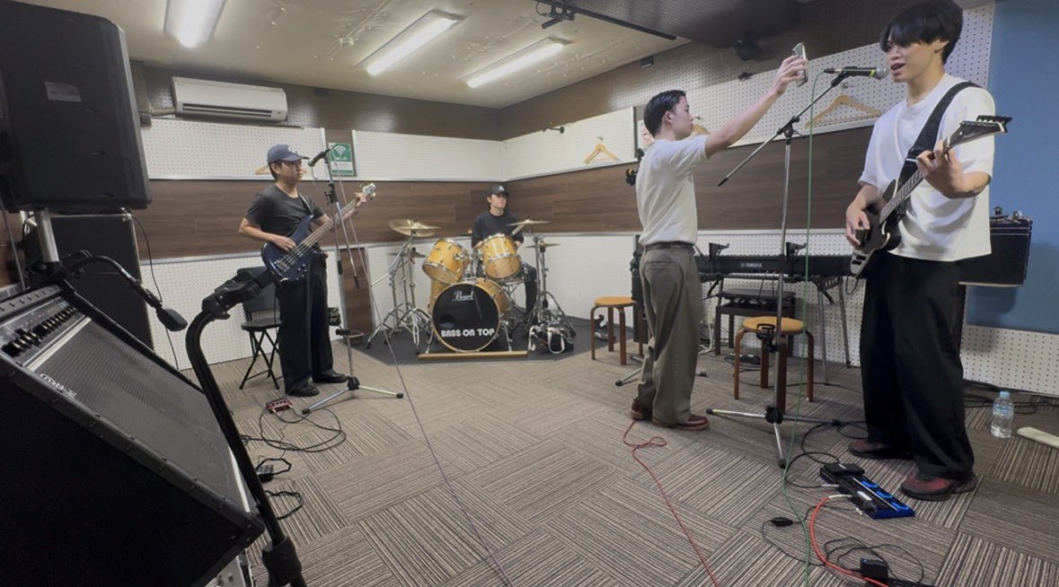 atuki_nova's tweet photo. 日曜ライブってのに毎回歌詞覚えれないって。
本当に覚えれない。
自分が書いてるのにね。終わってる。
どうやって覚えるん？普通に教えて
いつもの練習のっけとく。

#歌詞覚えれない https://t.co/xIPHHyj2Bt