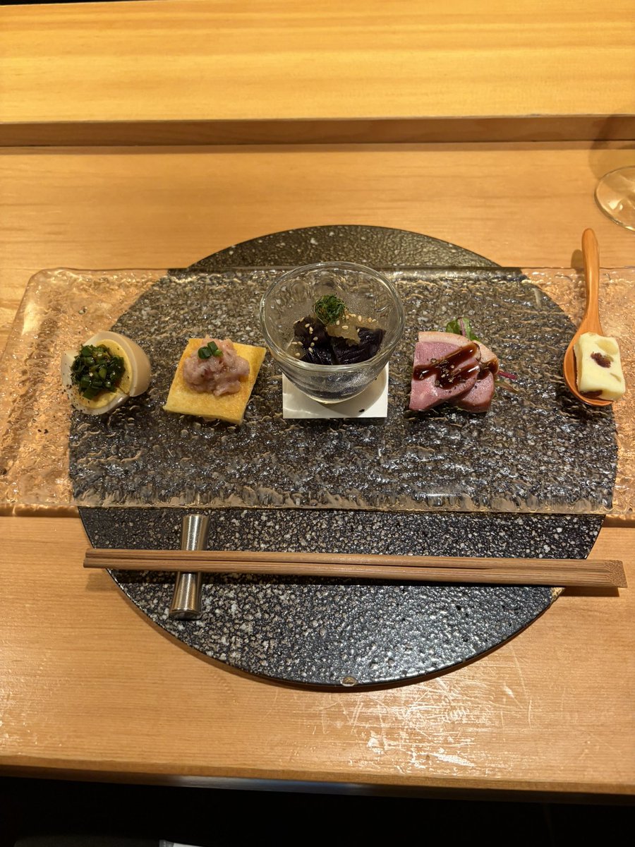 sake_no_michi's tweet photo. #にほんしゅ椿 のインスタ見てたら、#公務員ただいまはみ出し中! のよっしーさん＆村こそさんを発見!😳

しかもその後の写真にも村こそさんいたんだけど1投稿に2枚も写ってる人、村こそさんくらいなんじゃないかな!?😂

（そんな私も先日、椿に行ってきました✌️🍶）
#酒の道 https://t.co/7yluPUbpZq