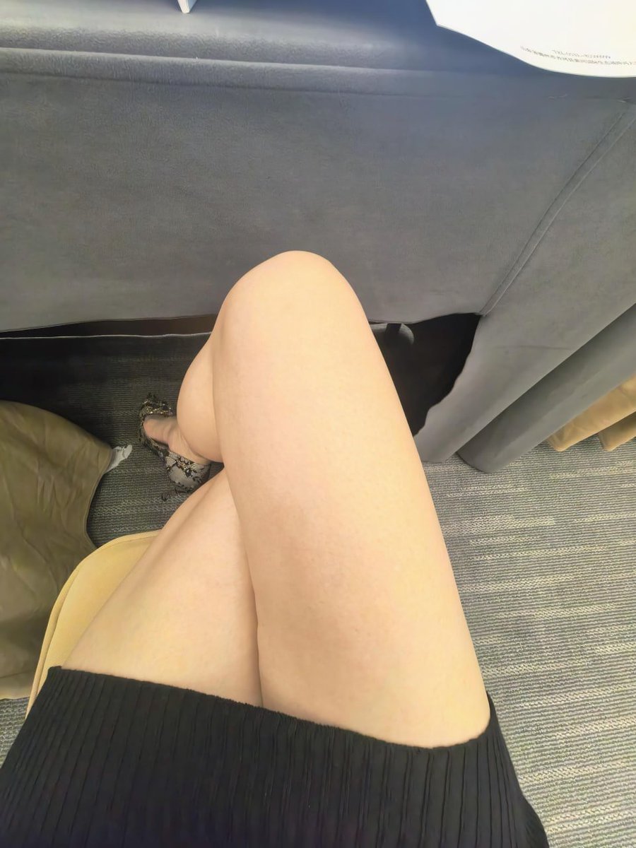 Tuahbiru3345's tweet photo. 空调太冷有点冻腿了呢~ https://t.co/g0fHBwPNU2