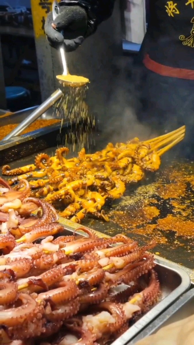 atarh132811's tweet photo. Bite-sized happiness from the street! Crispy fried skewered squid with a dash of spicy cumin—perfect midnight snack vibe ， https://t.co/PTNnak2wvR