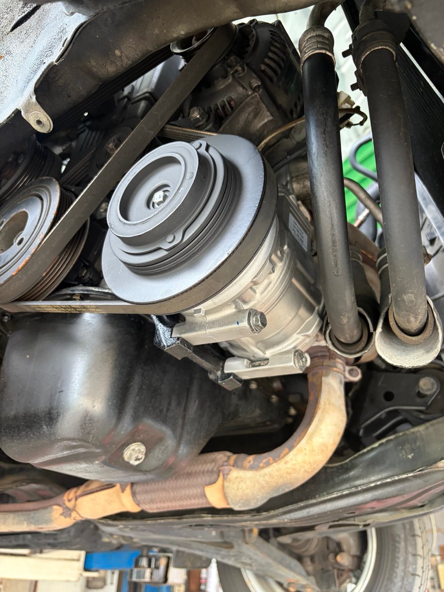ChargerCompound's tweet photo. 急にカリーナのエアコンが効かなくなってしまったのでコンプレッサーを確認したら漏れてました😭
電装屋さんにダメ元で探して貰ったらリビルト品があったのですぐに交換出来ました😄 https://t.co/89ou4Ixvqa