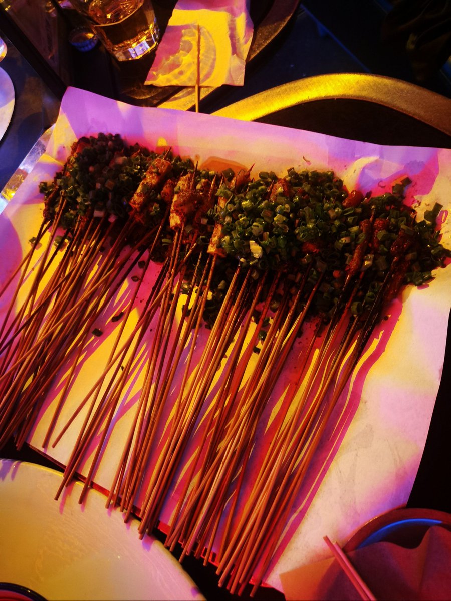 RhiannonEiak4g's tweet photo. Craving late-night street snacks Warm crispy fried skewers with spicy cumin seasoning hit different under the city neon https://t.co/EIq9NWVGfe