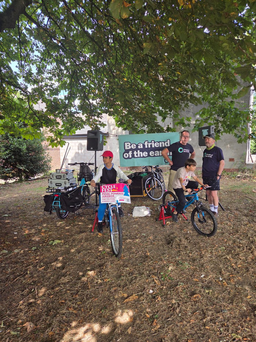 Bohras_UK's tweet photo. The green space in #Manchester came alive as neighbours, families &amp; local organisations came together for an afternoon of planting, creativity, bike repairs &amp; community activities.
A simple day spent together, making the most of a shared spaces.
#CommunityVibes https://t.co/akqPOwpjTi