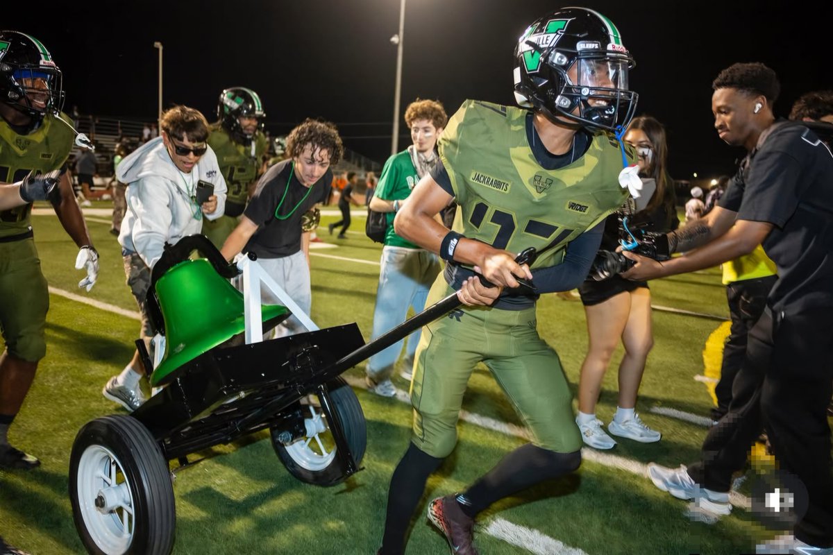 RyanGuzman87360's tweet photo. We did it the bell is staying home 🔔����🤍, check out some highlights and some pictures from the bell game 🎯
2/2 on PATs 1/3 Touchbacks. @kt_recruiting @jackrabbitvv @coachtriley https://t.co/t3c9uMIMLE