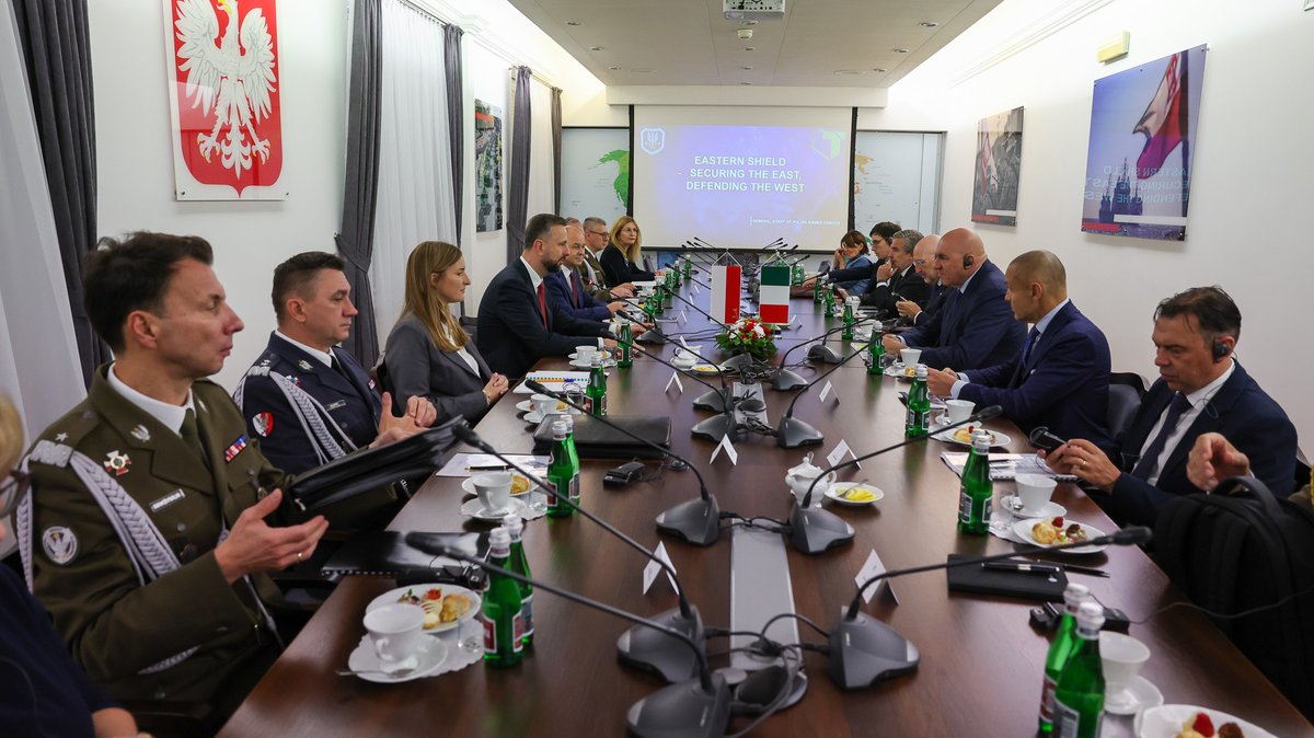 Poland_MOD's tweet photo. Deputy Prime Minister @KosiniakKamysz: One of the projects important for🇵🇱is the construction of oil pipelines. We want the headquarters for this project to be located in🇵🇱. I am grateful for 🇮🇹support in this matter. 🇵🇱&amp;🇮🇹 are friends, and our relations have never been so close. https://t.co/mIf15cN5en