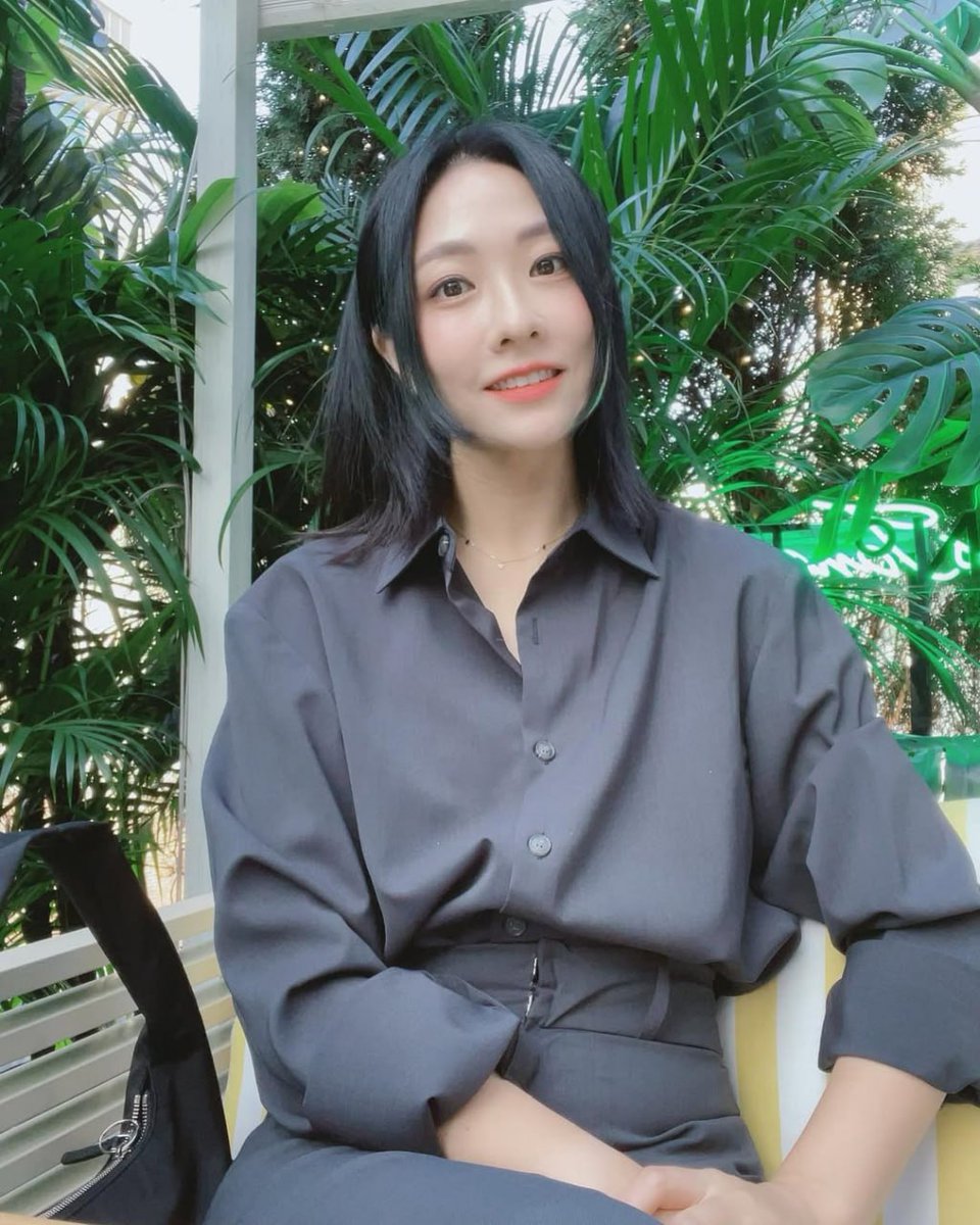 Germanqmzo's tweet photo. 오빠가 보기엔 제가 예쁜 것 같아요? 😊 https://t.co/YfuRpaERyR