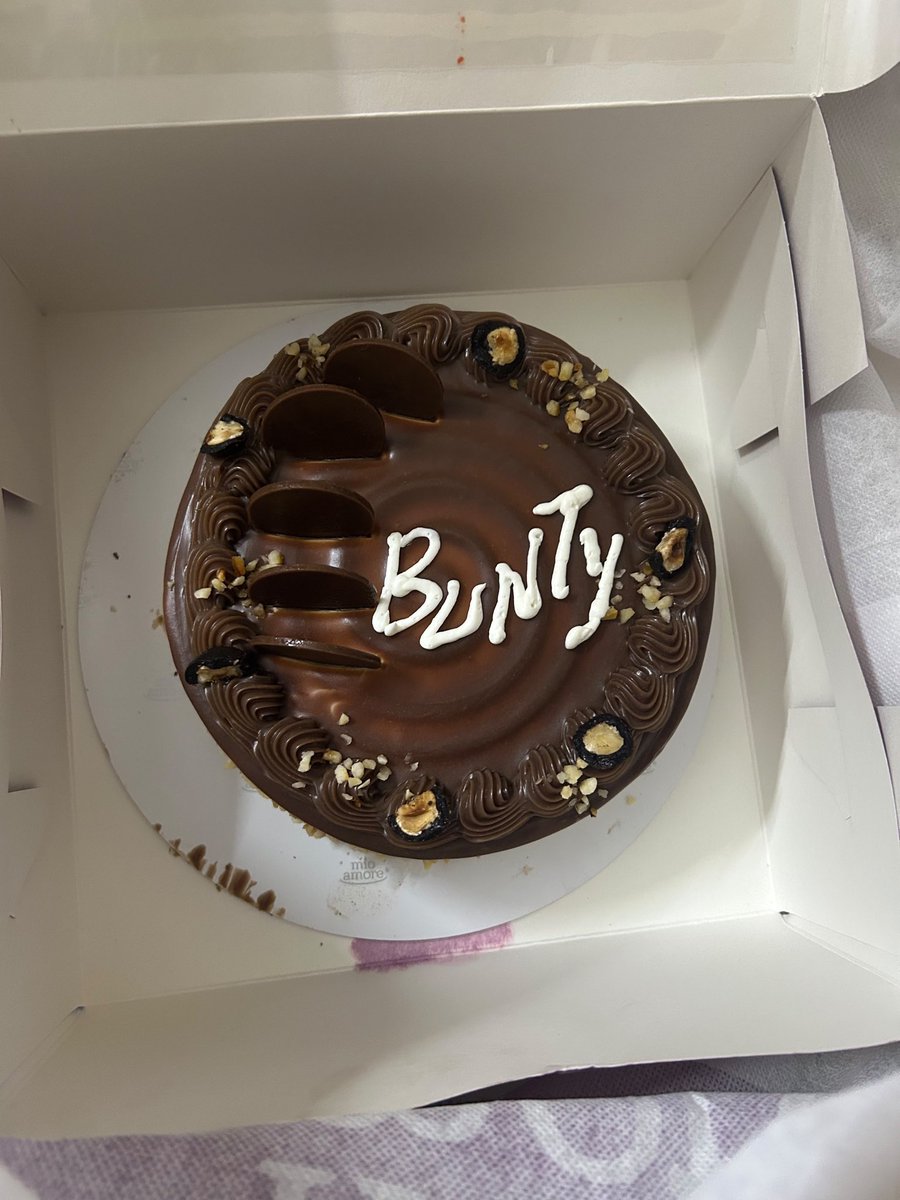 iamsumitbehera's tweet photo. I placed an order from @zomato order no #8603288438. It was a hazelnut cake. After receiving the order I found that the design I received is completely different from the one I ordered. However @zomatocare AI chat support didn’t allow me to register complain despite uploading pic https://t.co/OdTwRcOkVY