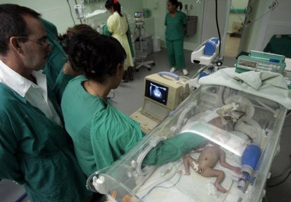 PortalMirandaJA's tweet photo. 🇨🇺 El bloqueo que impone a #Cuba el Gobierno de Estados Unidos nos obliga a adquirir productos vitales para el Sistema Nacional de #Salud en mercados sumamente distantes.
Más distancia no solo significa mayores costos económicos, sino también tiempo de espera para los pacientes. https://t.co/JBYU7RSdvO