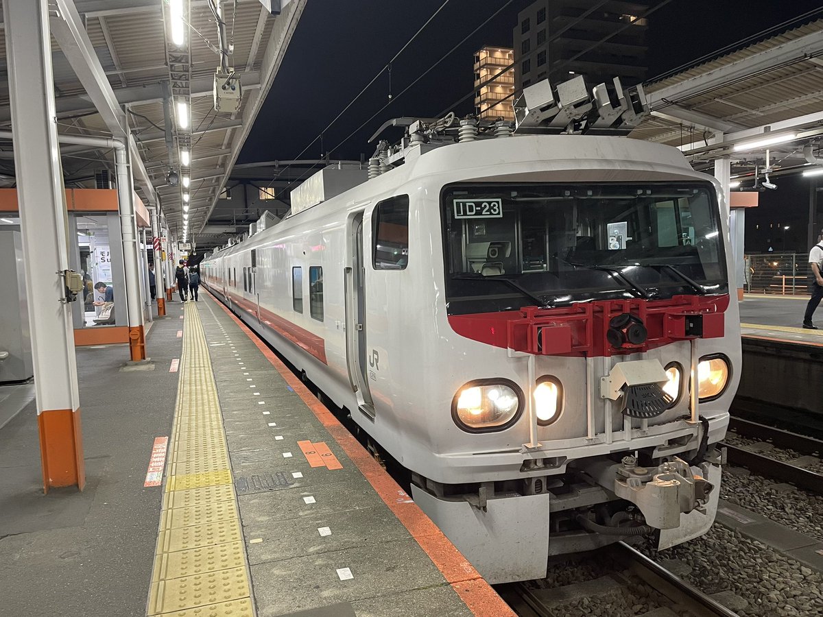 akubi225's tweet photo. 通過注意メロディが長い時は何かが来る可能性が高い。
って、ええー！
イーストアイ来た😳
#会社最寄駅　#ホーム上テンション上がってるの私だけw https://t.co/LzNJA5qg1u