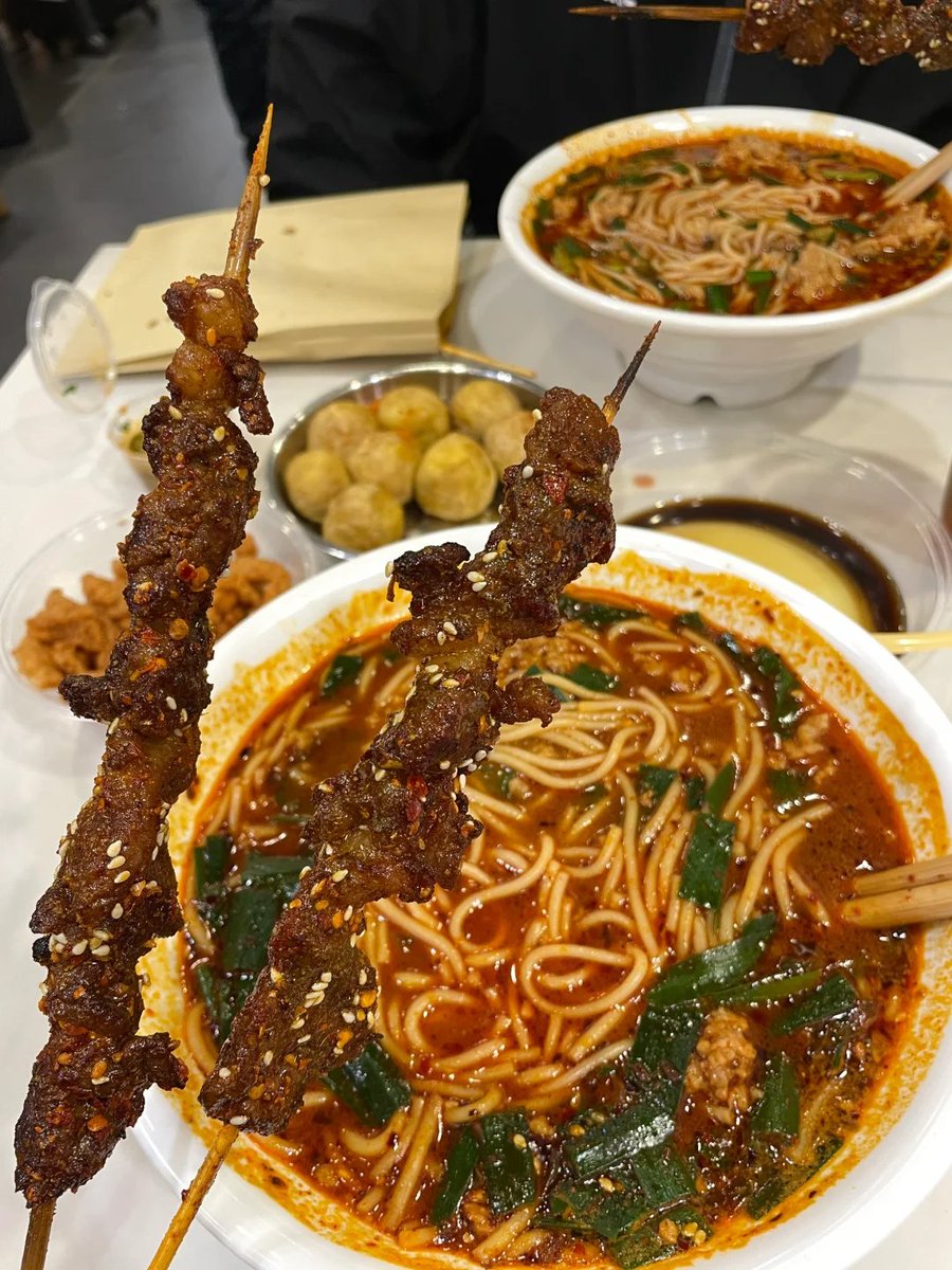 dn18279311's tweet photo. Spicy rice noodles with grilled meat skewers. Perfect combo, hot and satisfying.
 #FoodDiary #SpicyFood https://t.co/ra55mdQuOD