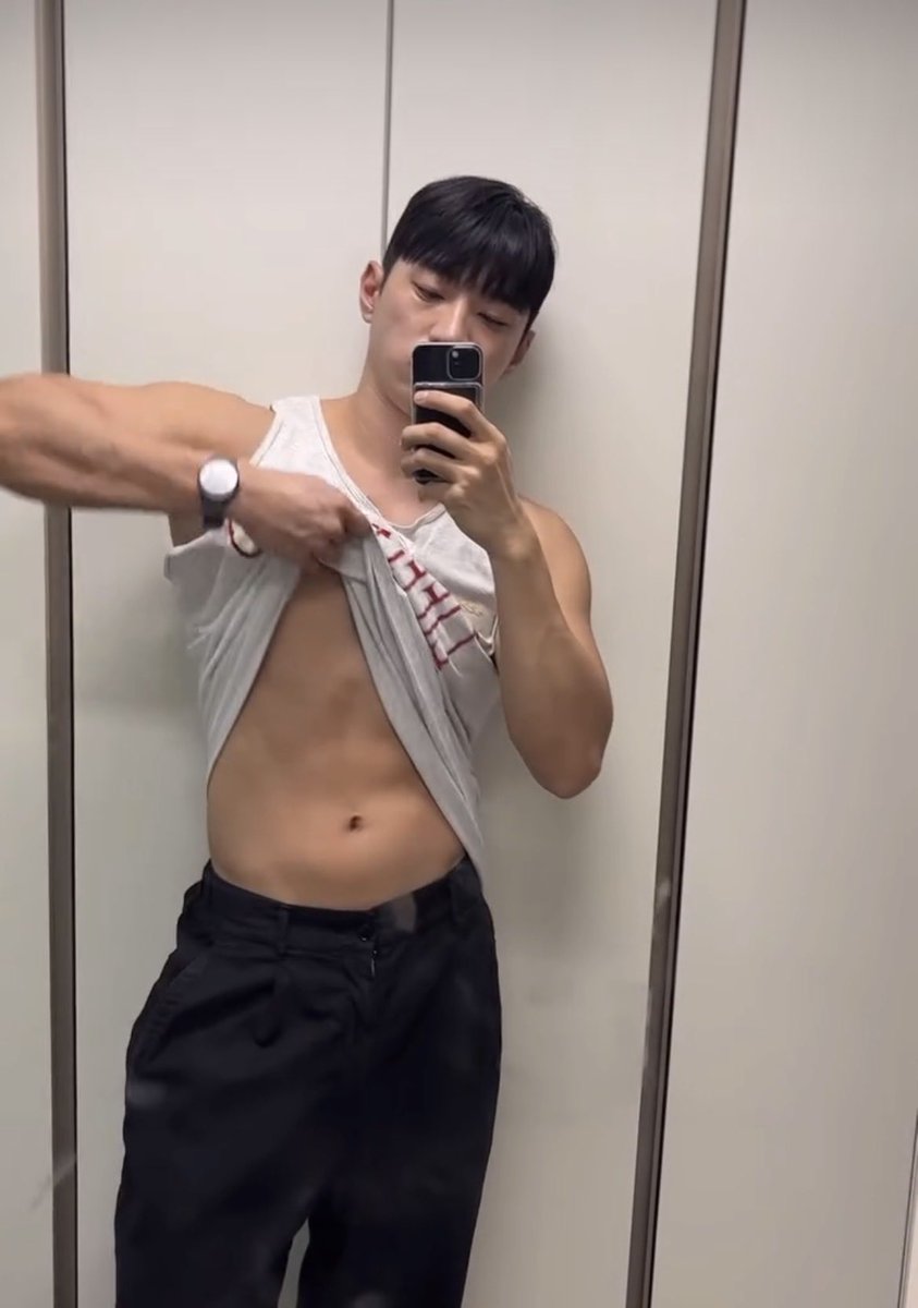 shaobili28's tweet photo. 服着てると普通。
脱いだらどう？😂

腹筋、もう少し絞ったほうがいいかな？

#筋トレ #筋トレ男子 #ジム https://t.co/1JcURYuwjs