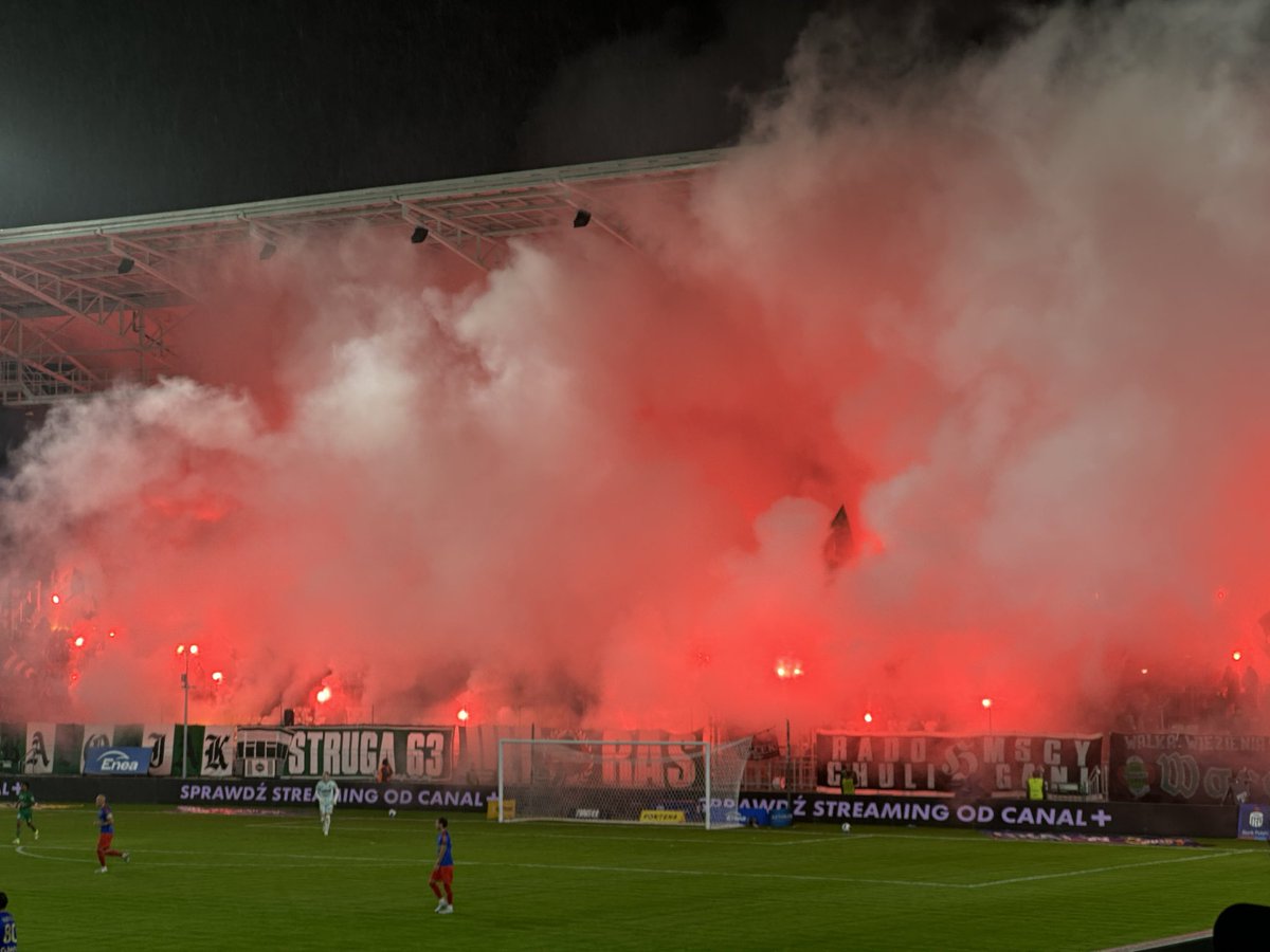 klyczki's tweet photo. Radomiak Radom yesterday against Piast Gliwice in 🇵🇱

#radomiak #radom #football #ultras #groundhopping https://t.co/1SBnG33cm5