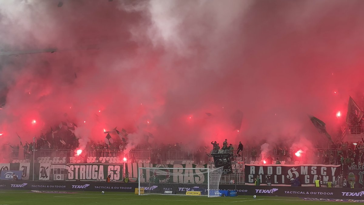 klyczki's tweet photo. Radomiak Radom yesterday against Piast Gliwice in 🇵🇱

#radomiak #radom #football #ultras #groundhopping https://t.co/1SBnG33cm5