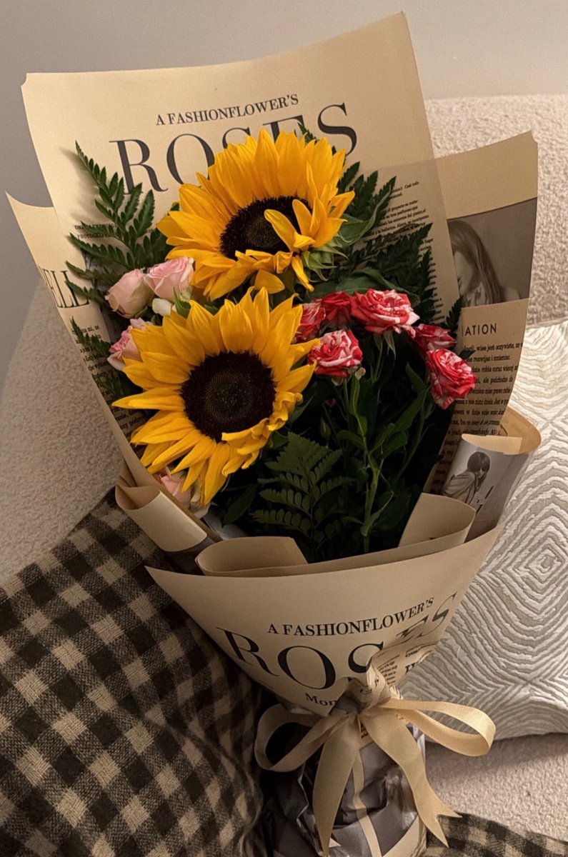 sunflowerchives's tweet photo. Sunflowers with a little extra color. https://t.co/ZvcLmT3AdH